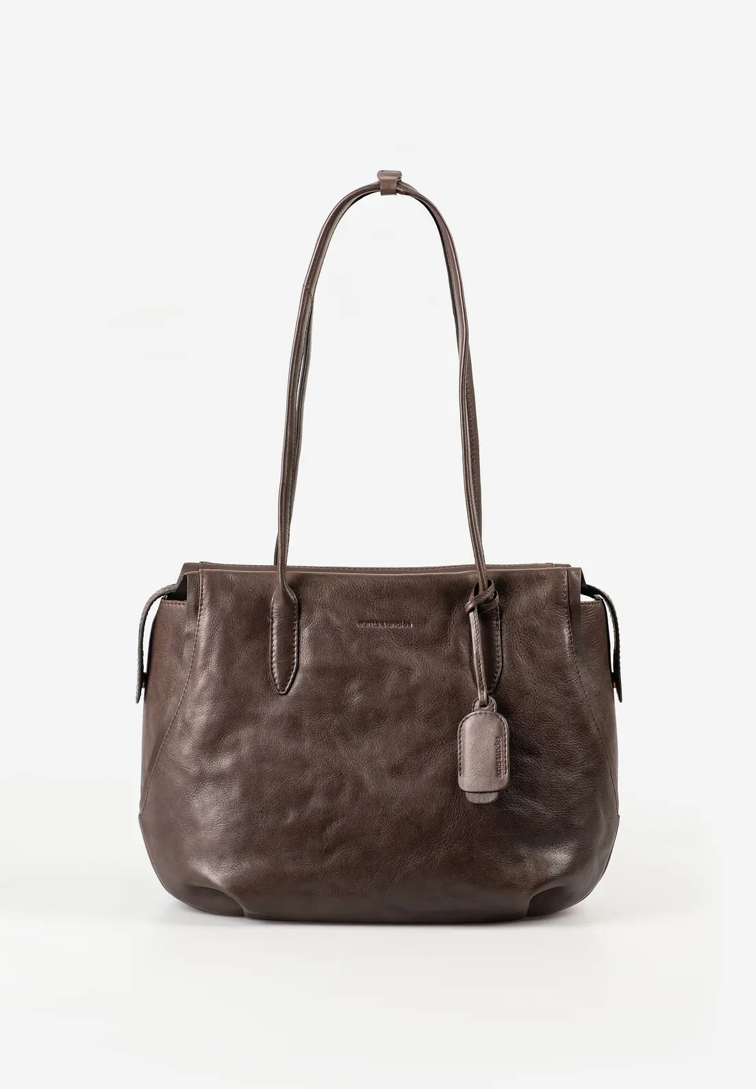 Mrs. Florentine &ndash; ruime leren schoudertas
Mrs. Florentine is de grote zus van Mrs. Profiterole en biedt volop ruimte voor drukke dagen. De elegante schoudertas van premium rundleer is geschikt voor zowel werk als dagelijks gebruik. Dankzij de slimme vakindeling blijft alles overzichtelijk en past er zelfs een A4-document in.

Details

Hoofdvak met 2-weg ritssluiting
Groot ritsvak als tussenschot
Achtervak met veilige ritssluiting
Meerdere binnenvakken, kaartvak en sleutelband
Uitneembaar extra etuitje
Geschikt voor A4
Lange hengsels met drukknop
Inclusief leren adreslabel en stofzak
Inhoud: ca. 16 liter
Afmetingen: ca. 35 &times; 18 &times; 27 cm
Gewicht: 720 g
Kleur: Coffee Bean
Collectie: Grandma's Luxury Club