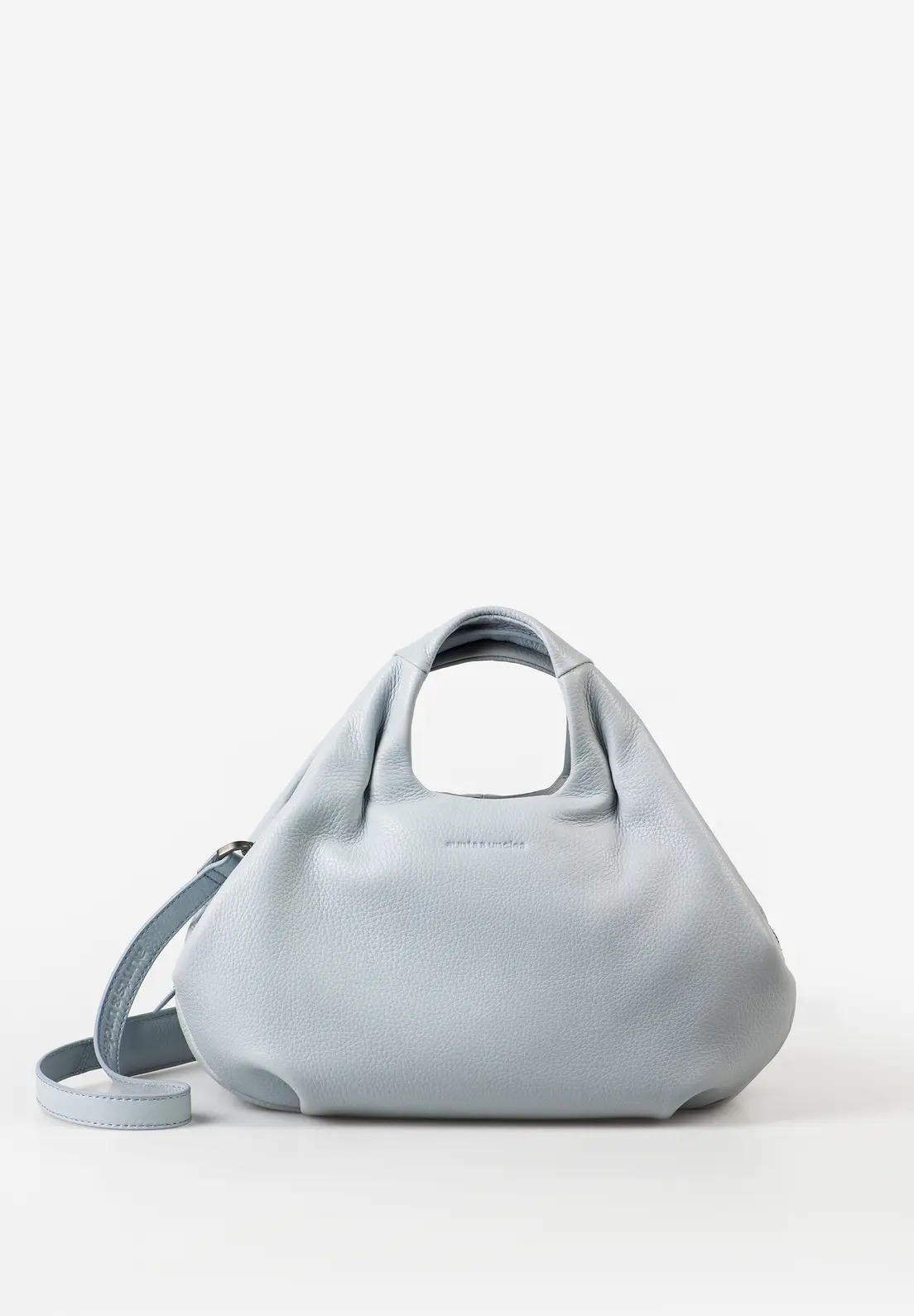 Beauty &ndash; leren schouder- en handtas
Beauty is een stijlvolle tas met een zachte, organische vorm en soepel, generfd leer. Dankzij het ruime hoofdvak biedt ze voldoende plek voor je dagelijkse essentials. Draag Beauty comfortabel als schoudertas of elegant als handtas. Het uitneembare etuitje houdt kleine spullen overzichtelijk bij elkaar.

Details

Hoofdvak met 2-weg ritssluiting
Twee ritsvakken, kaartvak en sleutelband
Uitneembaar etuitje met rits
Twee korte handgrepen
Afneembare, verstelbare schouderriem
Inclusief stofzak
Inhoud: ca. 4,3 liter
Afmetingen: ca. 31 &times; 15 &times; 16,5 cm
Kleur: Quarry
Collectie: Philocalists