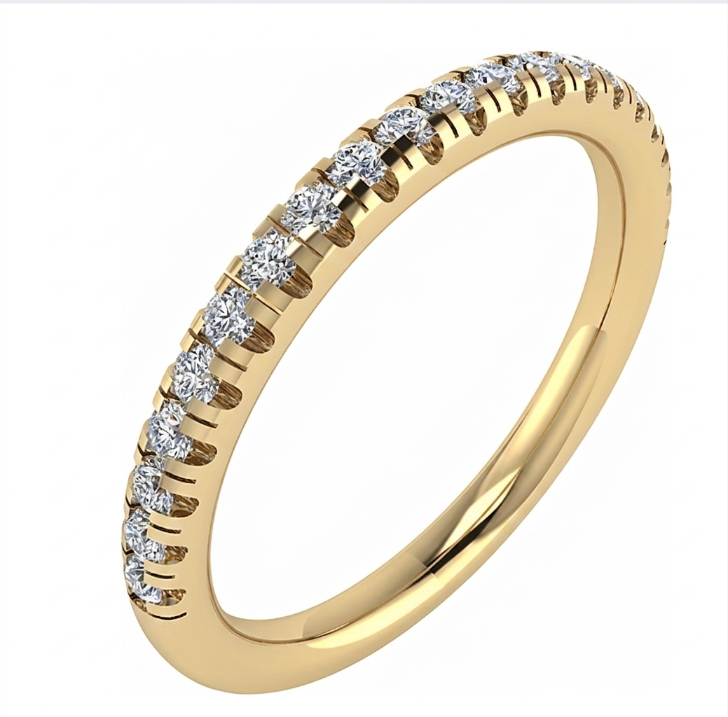 Klassieke 14 karaat geelgouden verlovingsring uit de eigen collectie van Juwelier Rijk in Amsterdam. Deze tijdloze ring is halfom bezet met 0.19 ct briljant geslepen diamanten van hoogwaardige kwaliteit (SI1/G). Te bewonderen aan de Heiligeweg 10 in het centrum van Amsterdam of direct online te bestellen.