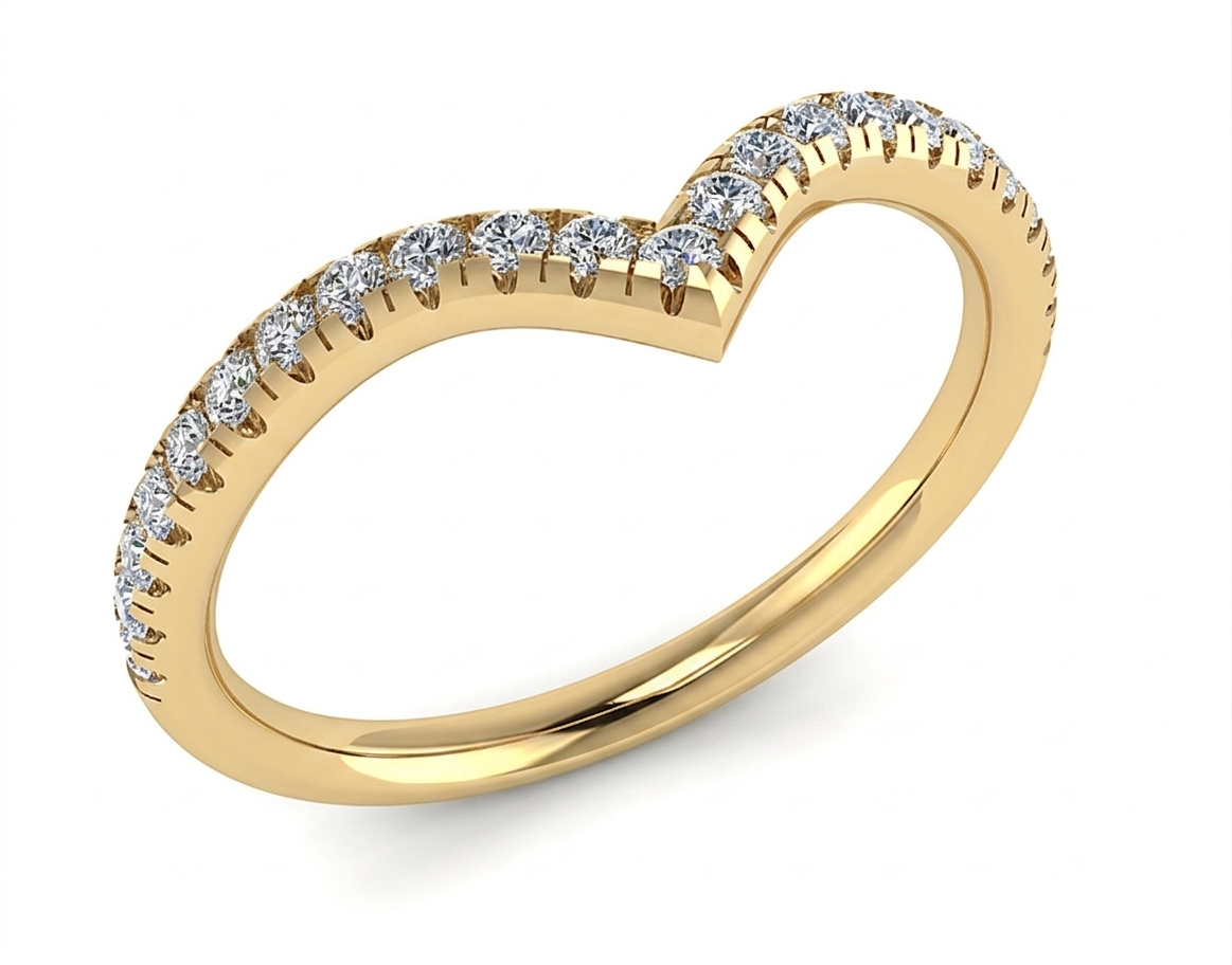 Elegante 14 karaat geelgouden chevron verlovingsring uit de eigen collectie van Juwelier Rijk in Amsterdam. Deze stijlvolle V-vormige wishbone ring is halfom bezet met 0.16 ct briljant geslepen diamanten (SI1/G). Te bewonderen aan de Heiligeweg 10 in het centrum van Amsterdam of direct online te bestellen.