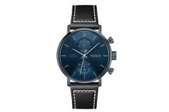 Het horloge heeft een leren band in zwart en een kast en wijzerplaat in blauw. Dit stijlvol horloge komt tot zijn recht bij zowel formele als casual gelegenheden. Combineer met een nette blazer voor een verfijnde look of met dagelijkse kleding voor een trendy uitstraling. Een veelzijdige aanvulling op elke garderobe.