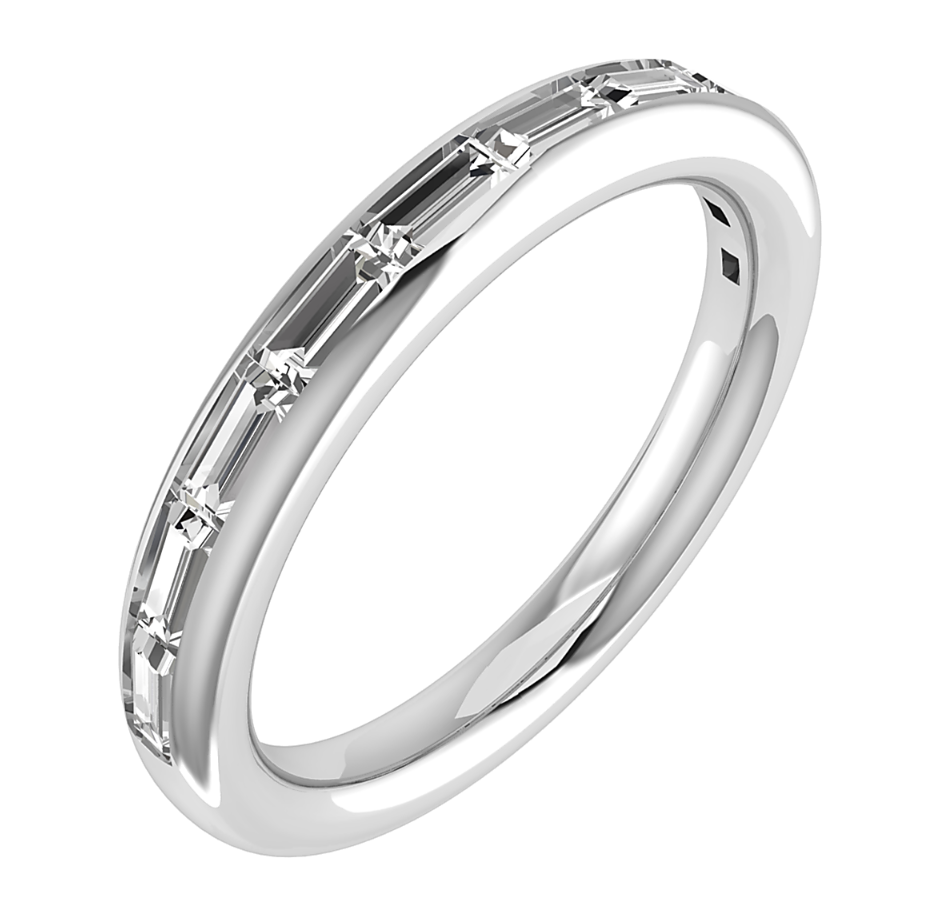 Moderne en strakke 14 karaat witgouden verlovingsring uit de eigen collectie van Juwelier Rijk in Amsterdam. Deze luxe verlovingsring is halfom bezet in een gladde railzetting met 0.52 ct baguette geslepen diamanten (SI1/G). Te bewonderen aan de Heiligeweg 10 in het centrum van Amsterdam of direct online te bestellen.