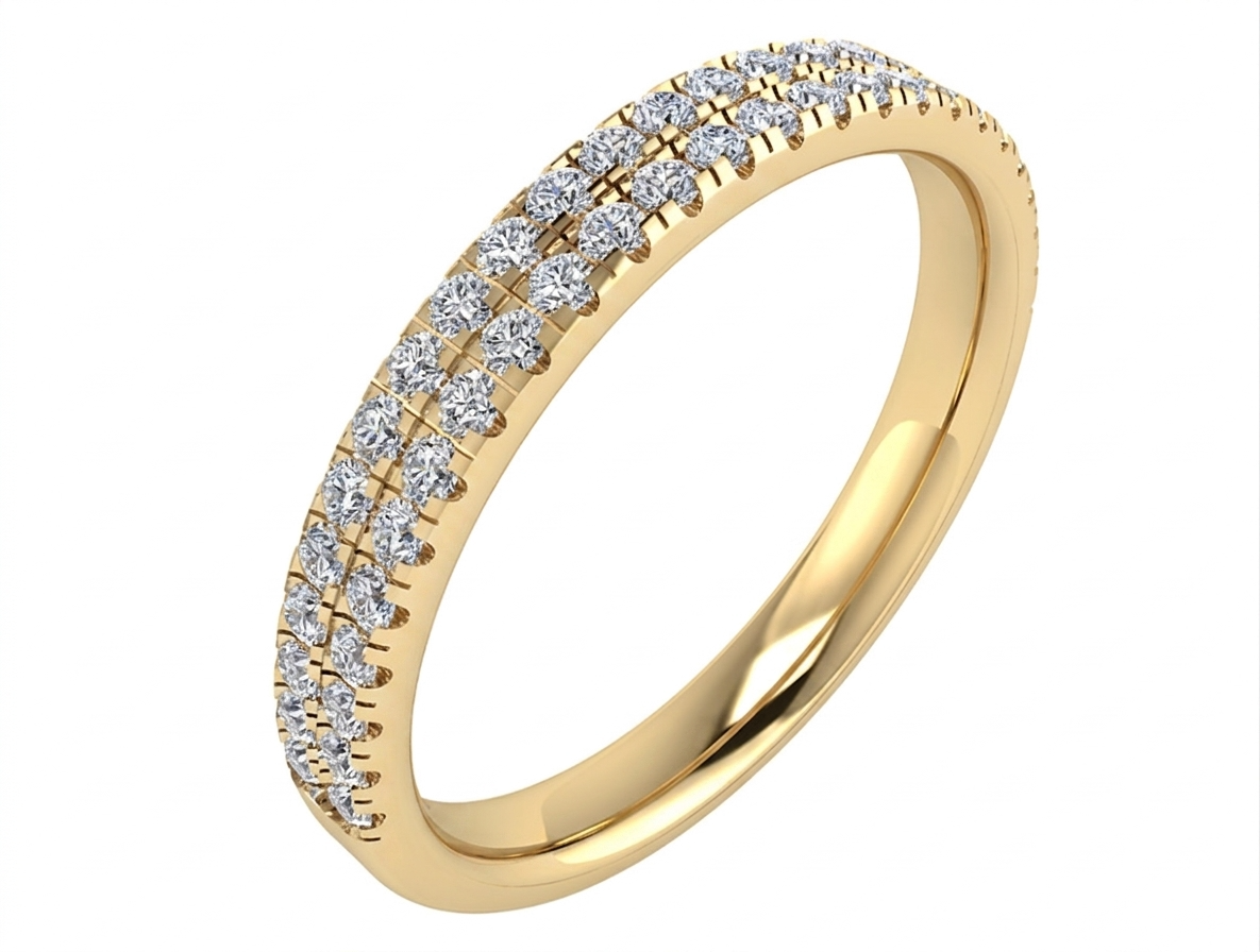 Luxe en schitterende 14 karaat geelgouden verlovingsring met een dubbele rij diamanten uit de eigen collectie van Juwelier Rijk in Amsterdam. Deze blikvanger is halfom bezet met 0.26 ct briljant geslepen diamanten (SI1/G) verdeeld over twee rijen. Te bewonderen aan de Heiligeweg 10 in het centrum van Amsterdam of direct online te bestellen.