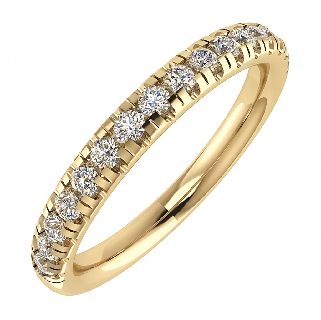 Een tijdloze 14 karaat geelgouden eternity verlovingsring uit de eigen collectie van Juwelier Rijk. Bezet met 0.23 ct aan schitterende natuurlijke diamanten (SI1/G). Perfect als aanschuifring of elegante verlovingsring.