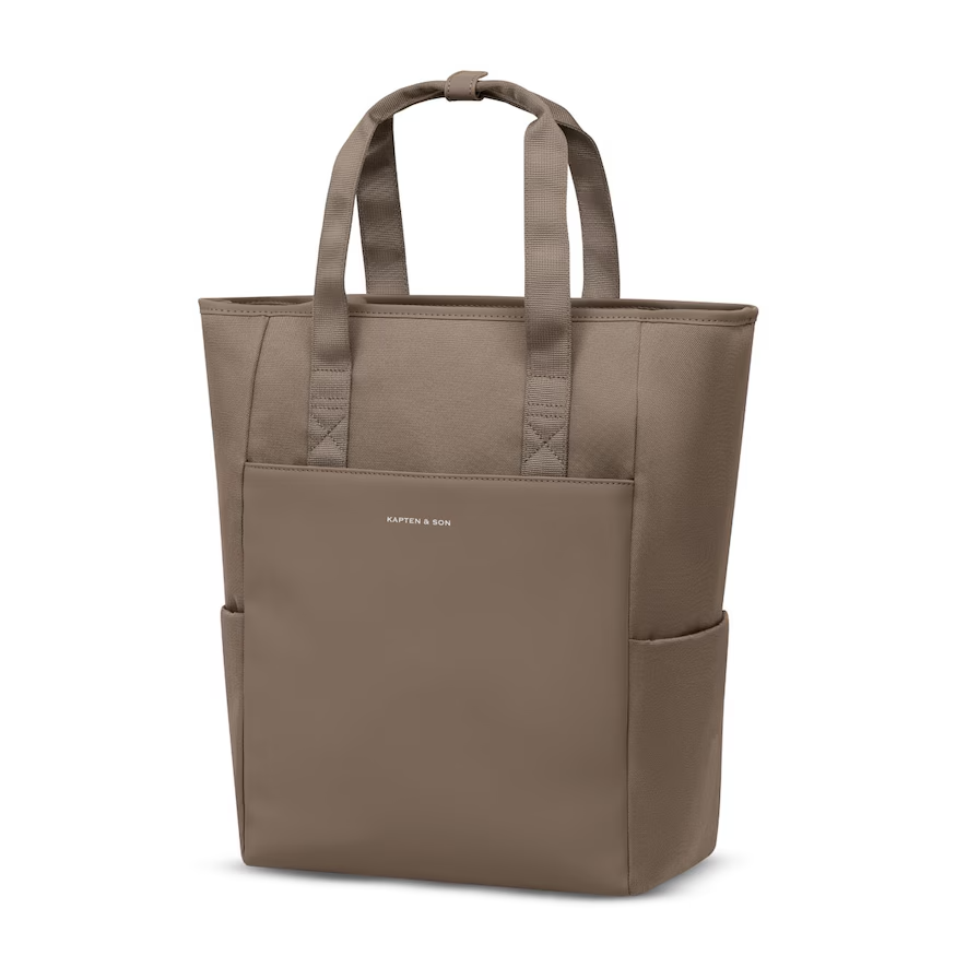 Lindby Pro  Rugzak 20L &ndash; Vegan & Waterafstotend &ndash; Voor 15,6" Laptop
De Lindby Pro rugzak 20 liter combineert stijl, comfort en slimme functionaliteit. Deze moderne luiertas is ideaal voor ouders die onderweg alles georganiseerd willen meenemen. Dankzij de 3 draagopties kun je de tas gebruiken als rugzak, schoudertas of op een andere praktische manier dragen.

De Lindby Pro is een doorontwikkeling van de populaire Lindby en is voorzien van extra slimme functies. Met een gewatteerde rug en verstelbare, gewatteerde schouderbanden draag je de tas comfortabel, ook wanneer deze volledig gevuld is.

Ruim en overzichtelijk
Met een inhoud van 20 liter biedt de Lindby Pro voldoende ruimte voor luiers, kleding, voeding, verzorgingsproducten en andere essentials. De verschillende vakken helpen je om alles overzichtelijk op te bergen.

De tas beschikt onder andere over:

Een ruim laptopvak voor laptops tot 34,5 x 26 x 2 cm, geschikt voor 15,6" en 16" MacBooks
Een tablet-/laptopvak
Een speciaal vak voor een verschoonmatje
Een voorvak met ritssluiting
2 extra binnenvakken
1 binnenvak met ritssluiting
2 ruime zijvakken voor flessen
Een extra elastische flessenhouder aan de binnenzijde
Een tweede laag aan de achterkant voor het opbergen van de schouderbanden
Vegan en waterafstotend materiaal
De Lindby Pro is gemaakt van een duurzame materiaalmix met 80% gerecycled PET, 15% PU en 5% polyester. De buitenkant is waterafstotend, waardoor de tas geschikt is voor dagelijks gebruik en wisselende weersomstandigheden.

De tas is bovendien veganistisch en heeft een stijlvolle grijze binnenkant, waardoor je de inhoud gemakkelijk kunt terugvinden.

Comfortabel onderweg
Dankzij de gewatteerde rug en verstelbare, gewatteerde schouderbanden biedt de Lindby Pro een hoog draagcomfort. De schouderbanden kunnen bovendien worden opgeborgen in het daarvoor bestemde vak aan de achterkant, zodat de tas er netjes en gestroomlijnd uitziet wanneer je hem op een andere manier draagt.

Met een gewicht van slechts 1,2 kg en een formaat van 38 x 41,5 x 14,5 cm is de Lindby Pro ruim, maar toch praktisch voor dagelijks gebruik.

Belangrijkste kenmerken
Inhoud: 20 liter
Afmetingen: 38 x 41,5 x 14,5 cm
Gewicht: 1,2 kg
Laptopvak: 34,5 x 26 x 2 cm
Geschikt voor 15,6" en 16" laptops/MacBooks
3 draagopties
Waterafstotend
Veganistisch
80% gerecycled PET
Gewatteerde rug
Verstelbare, gewatteerde schouderbanden
2 zijvakken voor flessen
Extra