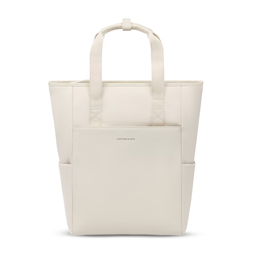 Lindby  Rugzak 20L &ndash; Vegan & Waterafstotend &ndash; Voor 15,6" Laptop
De Lindby Pro rugzak 20 liter combineert stijl, comfort en slimme functionaliteit. Deze moderne luiertas is ideaal voor ouders die onderweg alles georganiseerd willen meenemen. Dankzij de 3 draagopties kun je de tas gebruiken als rugzak, schoudertas of op een andere praktische manier dragen.

De Lindby Pro is een doorontwikkeling van de populaire Lindby en is voorzien van extra slimme functies. Met een gewatteerde rug en verstelbare, gewatteerde schouderbanden draag je de tas comfortabel, ook wanneer deze volledig gevuld is.

Ruim en overzichtelijk
Met een inhoud van 20 liter biedt de Lindby Pro voldoende ruimte voor luiers, kleding, voeding, verzorgingsproducten en andere essentials. De verschillende vakken helpen je om alles overzichtelijk op te bergen.

De tas beschikt onder andere over:

Een ruim laptopvak voor laptops tot 34,5 x 26 x 2 cm, geschikt voor 15,6" en 16" MacBooks
Een tablet-/laptopvak
Een speciaal vak voor een verschoonmatje
Een voorvak met ritssluiting
2 extra binnenvakken
1 binnenvak met ritssluiting
2 ruime zijvakken voor flessen
Een extra elastische flessenhouder aan de binnenzijde
Een tweede laag aan de achterkant voor het opbergen van de schouderbanden
Vegan en waterafstotend materiaal
De Lindby Pro is gemaakt van een duurzame materiaalmix met 80% gerecycled PET, 15% PU en 5% polyester. De buitenkant is waterafstotend, waardoor de tas geschikt is voor dagelijks gebruik en wisselende weersomstandigheden.

De tas is bovendien veganistisch en heeft een stijlvolle grijze binnenkant, waardoor je de inhoud gemakkelijk kunt terugvinden.

Comfortabel onderweg
Dankzij de gewatteerde rug en verstelbare, gewatteerde schouderbanden biedt de Lindby Pro een hoog draagcomfort. De schouderbanden kunnen bovendien worden opgeborgen in het daarvoor bestemde vak aan de achterkant, zodat de tas er netjes en gestroomlijnd uitziet wanneer je hem op een andere manier draagt.

Met een gewicht van slechts 1,2 kg en een formaat van 38 x 41,5 x 14,5 cm is de Lindby Pro ruim, maar toch praktisch voor dagelijks gebruik.

Belangrijkste kenmerken
Inhoud: 20 liter
Afmetingen: 38 x 41,5 x 14,5 cm
Gewicht: 1,2 kg
Laptopvak: 34,5 x 26 x 2 cm
Geschikt voor 15,6" en 16" laptops/MacBooks
3 draagopties
Waterafstotend
Veganistisch
80% gerecycled PET
Gewatteerde rug
Verstelbare, gewatteerde schouderbanden
2 zijvakken voor flessen
Extra