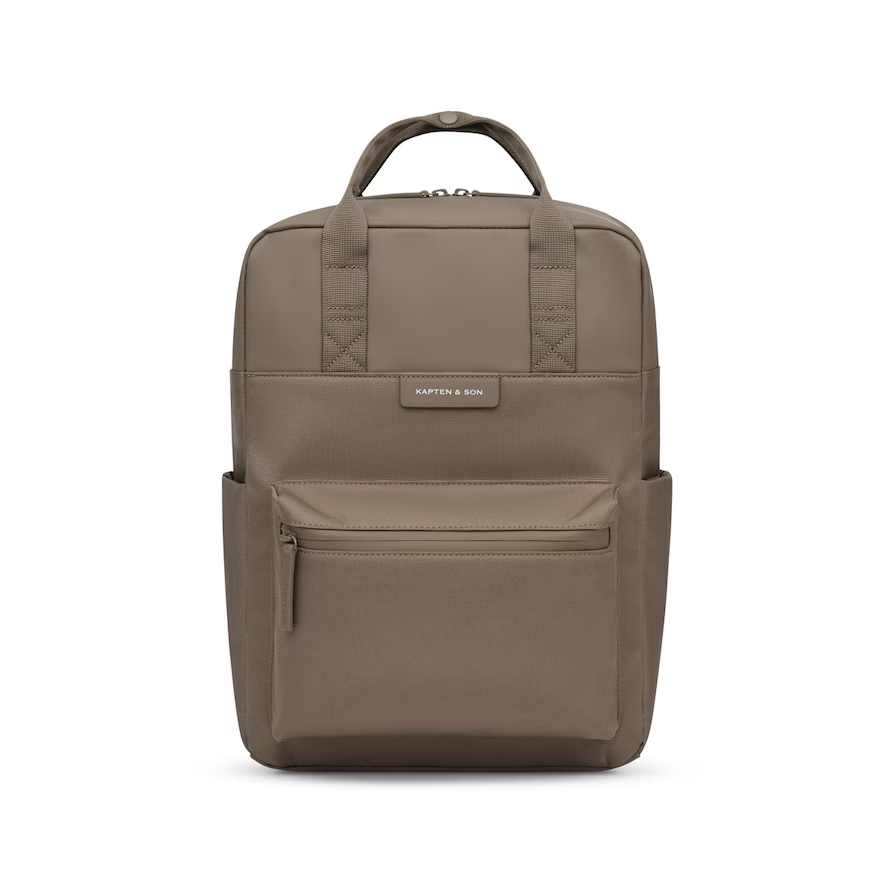 De Kapten & Son Bergen Pro tas heeft een strak en tijdloos ontwerp met handige functies zoals gevoerde schouderbanden, laptopvak en meerdere opbergvakken. Draag deze tas op je rug voor een stijlvolle look tijdens school, werk of reizen. De zwarte kleur past perfect bij elke outfit en maakt het een veelzijdige en praktische keuze. Maak je outfit compleet met deze moderne en functionele tas!

inclusief koffer bevestiging en grotere flessenhouder
hoogwaardige mix van vegan tech-materiaal en gerecycled PET
Laptopvak binnen: 31 x 27 x 3 cm (bijv. 15" MacBook)
extra tabletvak gevoerd met microfleece: 26 x 22 x 2 cm
volume: 11 liter
afmetingen: 39 (h) x 28 (b) x 11,5 (d) cm