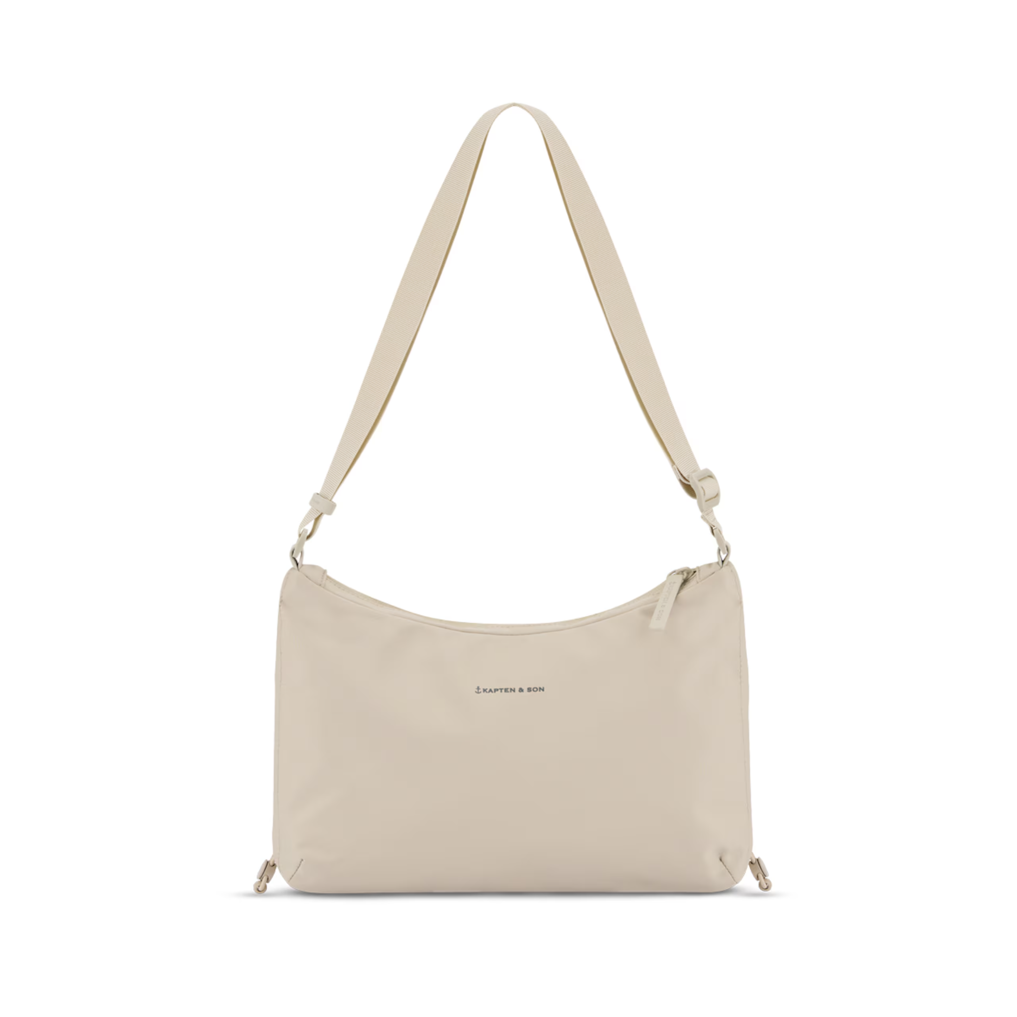 Skara Small DINA5 Schoudertas 4L &ndash; Vegan & Waterafstotend
De Skara Small is een compacte en praktische schoudertas voor dagelijks gebruik. Met een inhoud van maximaal 4 liter biedt deze tas voldoende ruimte voor je belangrijkste essentials, terwijl het compacte formaat prettig blijft om te dragen.

De tas is geschikt voor DINA5-documenten en beschikt over verschillende handige vakken. Zo heb je een speciaal smartphonevak, een Quick Access-vak en een anti-diefstalvak voor belangrijke spullen. Dankzij de verstelbare schouderriem draag je de Skara Small comfortabel op de manier die bij jou past.

Slim ingedeeld en praktisch
De Skara Small heeft een slim ontwerp waardoor je je dagelijkse spullen overzichtelijk kunt meenemen. De tas heeft een afmeting van 22 x 34,5 x 8 cm en biedt tot 4 liter aan opbergruimte.

De tas is voorzien van:

Ruimte voor DINA5-documenten
Een binnentas met ritssluiting
Een praktisch Quick Access-vak
Een speciaal smartphonevak
Een anti-diefstalvak
Een verstelbare schouderriem van maximaal 120 cm
Een stevige ritssluiting
Licht en comfortabel
Met een gewicht van slechts 0,3 kg is de Skara Small een lichtgewicht schoudertas die je gemakkelijk de hele dag bij je draagt. De schouderriem is in lengte verstelbaar tot maximaal 120 cm,
