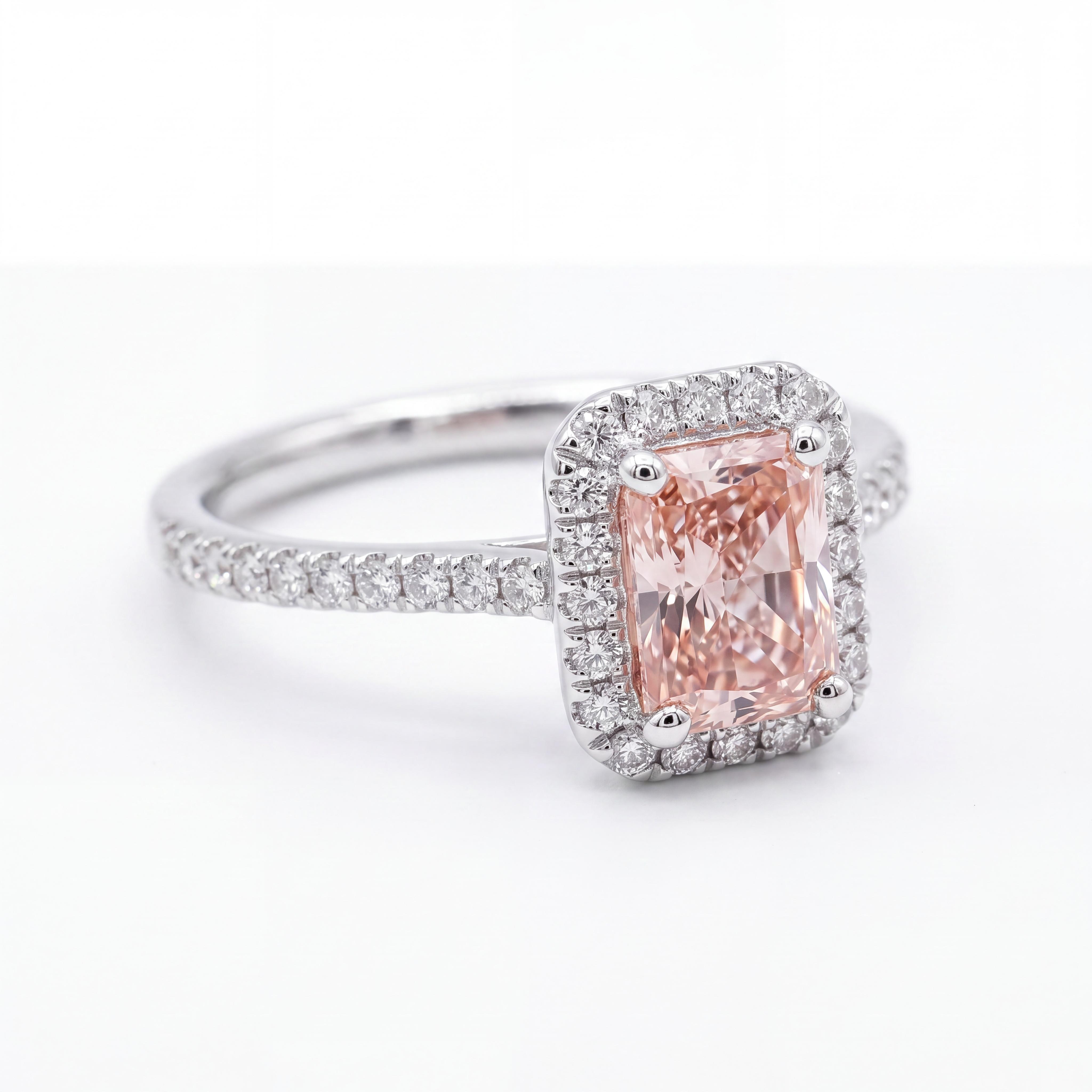 Op zoek naar een unieke en adembenemende verlovingsring in Amsterdam? Deze handgemaakte massief platina ring straalt pure luxe uit met een gecertificeerde 1 karaat roze lab grown diamant (VS2) in het centrum, omringd door een schitterende halo en pav&eacute; zetting (totaal 0.29 ct). Inclusief officieel IGI-certificaat. Kom deze exclusieve roze diamant bezichtigen in onze juwelenboutique in Amsterdam!