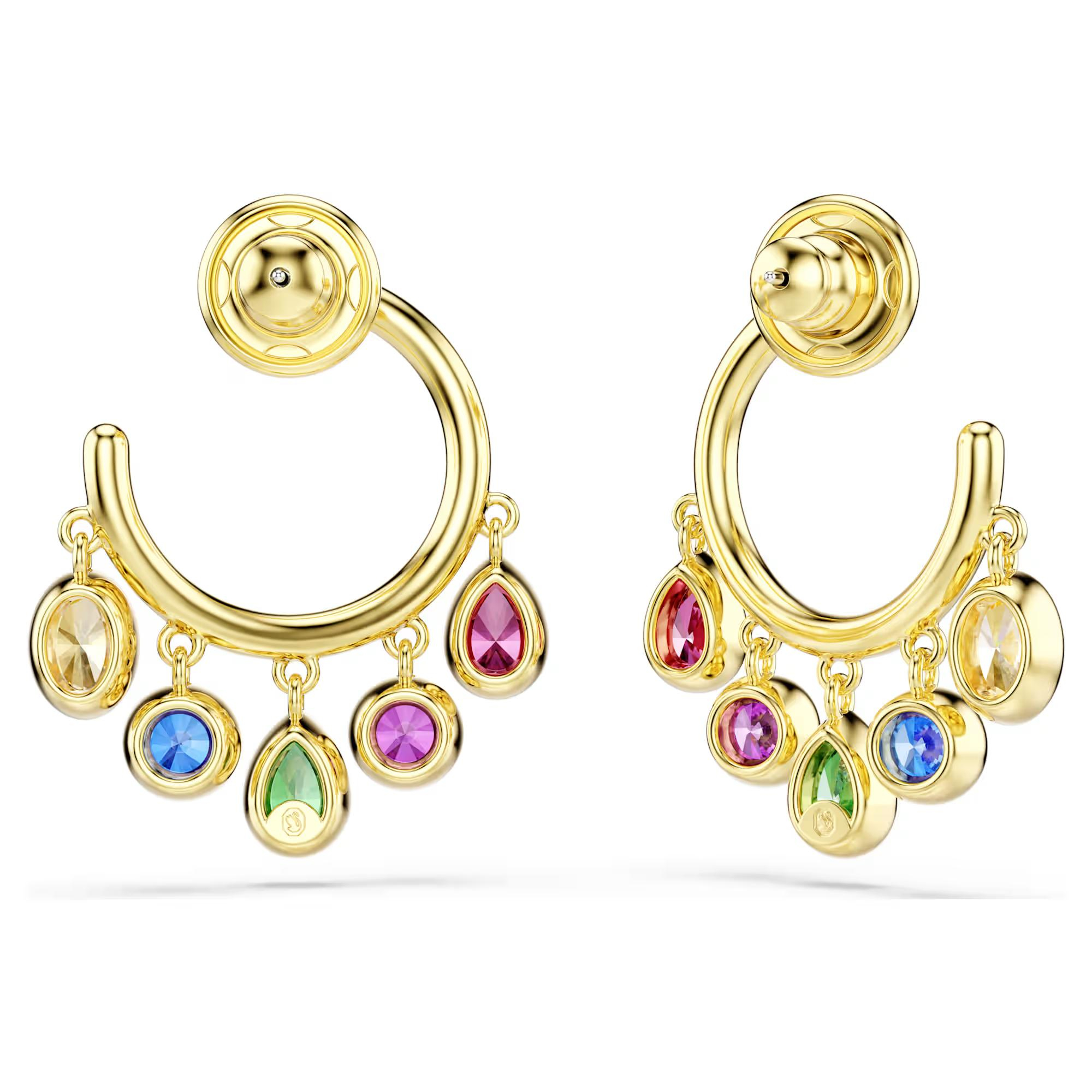 Elk van deze krachtige oorringen heeft vijf bungelende Swarovski Zirkonia in verschillende kleuren, die samen voor een stralende vreugde zorgen. Combineer ze met andere Imber-sieraden voor een maximaal dramatisch effect. Imber-sieraden vallen in elkaar als een regenbui van verschillende metalen, rijke texturen en kristallen. Een combinatie die een zacht vleugje licht toevoegt aan alles wat je draagt.

Artikelnr.: 5753263
Collectie:  Imber
Formaat: 3 x 2.6 x 0.9 cm
Materiaal:  18k gouden afwerking, Cubic zirconia
Kleur:  Meerkleurig
Gewicht (individueel product):  4.8 g