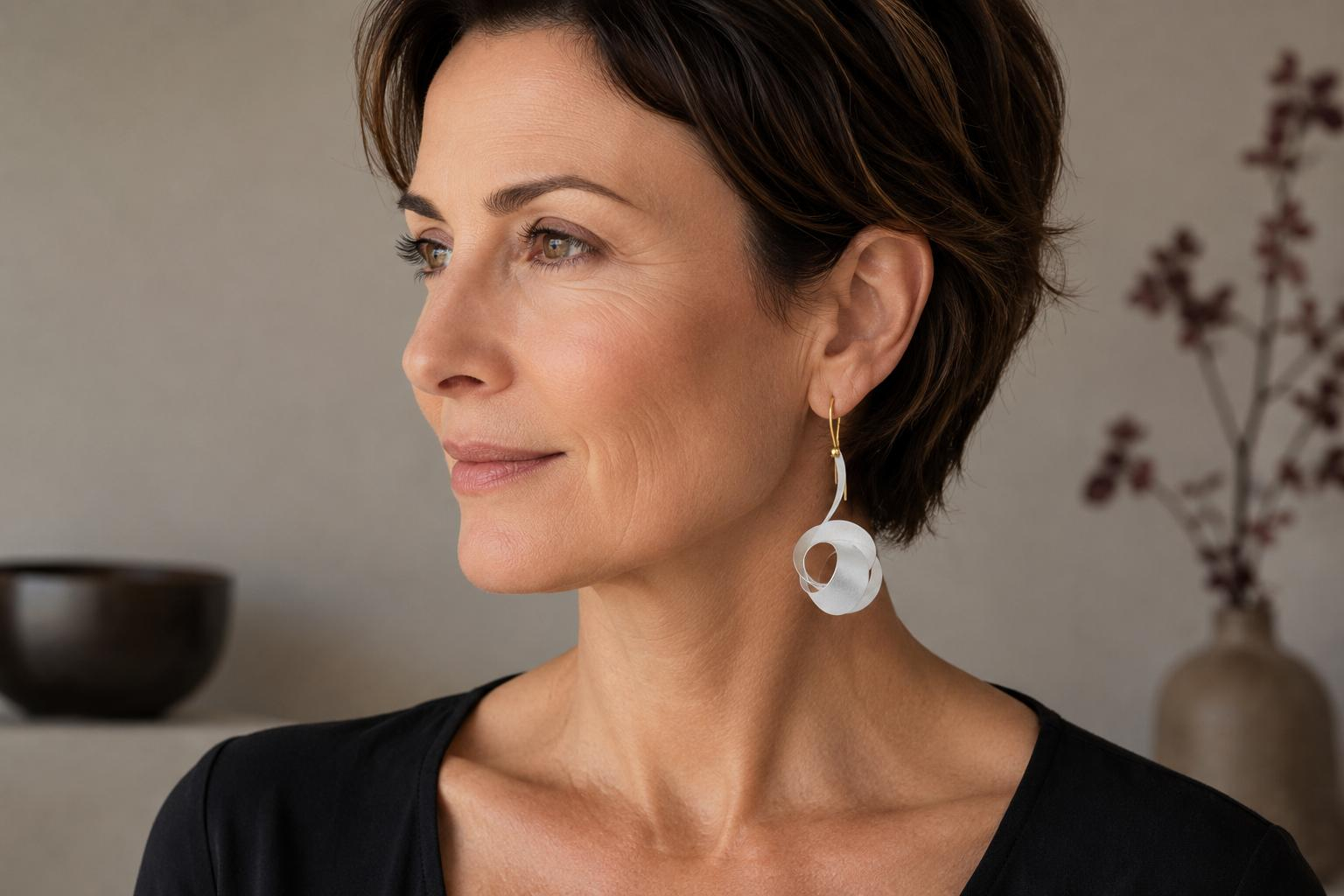 Der Ohrschmuck Silber teilvergoldet  ist ein exklusives Schmuckst&uuml;ck der Kategorie Ohrh&auml;nger. Diese eleganten Creolen kombinieren Silber mit einer Teilvergoldung und verleihen jedem Outfit einen Hauch von Glamour. Ideal f&uuml;r festliche Anl&auml;sse oder um Ihrem Alltagslook eine stilvolle Note zu verleihen. Perfekt, um jedes Ensemble aufzuwerten.