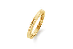 Deze Jackie ring, is een verfijnde 14k gouden ring met subtiele streepjes aan de zijkant. Deze ring, in maat 60, biedt een elegante uitstraling die perfect is voor dagelijks gebruik of speciale gelegenheden. Combineer het met andere gouden sieraden voor een stijlvolle look. Ideaal als cadeau of voor je eigen sieradencollectie.