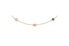 Dit Jackie 14k goud collier is een elegante ketting met edelstenen in verschillende tinten, vari&euml;rend qua lengte van 41tot 45 cm. Perfect voor elke gelegenheid. Draag deze ketting als een opvallend sieraad op een eenvoudige blouse of jurk om de schitterende edelstenen in de schijnwerpers te zetten. Ideaal voor zowel dagelijks als formeel gebruik.