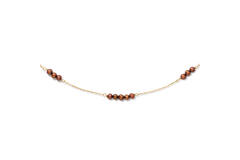Dit Jackie collier is een elegante ketting van 14k goud met bruine parels. Perfect om subtiele luxe aan elke outfit toe te voegen. Draag het solo voor een verfijnde look of combineer met andere sieraden voor meer flair. 

Wees voorzichtig met parels en chemicalien zoals parfum, bodylotion etc. 