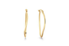 Deze Jackie oorringen kenmerken zich door hun elegante gegolfde ovale vorm en zijn vervaardigd uit 14k goud. Deze creolen bieden een verfijnde touch voor elke gelegenheid. Draag ze met opgestoken haar of een elegante outfit om de sieraden optimaal tot hun recht te laten komen.