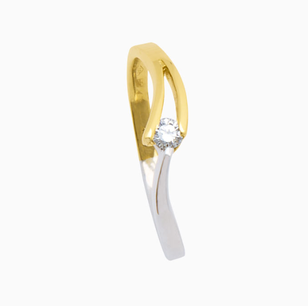 14 karaat gouden ring uit de V-slag collectie. Deze ring is bezet met briljant geslepen diamant.