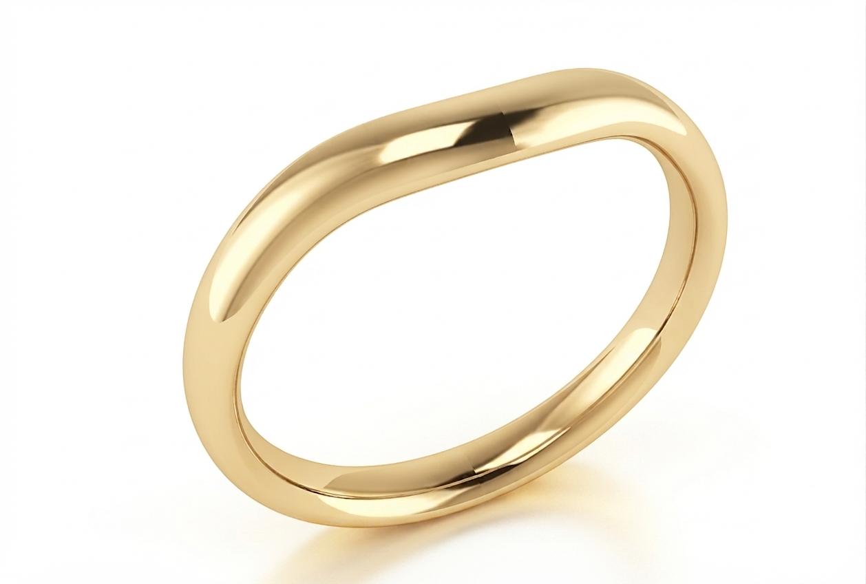 Tijdloze 14 karaat geelgouden gebogen ring met een verfijnde golvende vorm. Perfect om te combineren als aanzoeks- of trouwring. Pas hem gerust in onze winkel aan de Heiligeweg 10 in Amsterdam!