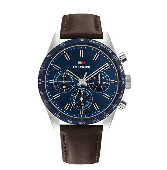 Ontdek de perfecte mix van elegantie en functionaliteit met het TH1792276 Hampton horloge 42 mm van Tommy Hilfiger. Dit stijlvolle uurwerk straalt met zijn tijdloze ontwerp, waarbij de diepblauwe wijzerplaat subtiel contrasteert met de zilverkleurige kast en band. Het iconische Tommy Hilfiger logo prijkt trots bovenaan de wijzerplaat, terwijl de gedurfde wijzers en indexen zorgen voor een eenvoudige afleesbaarheid. Bovendien is dit horloge waterbestendig tot 50 meter, wat betekent dat het net zo avontuurlijk is als zijn drager.