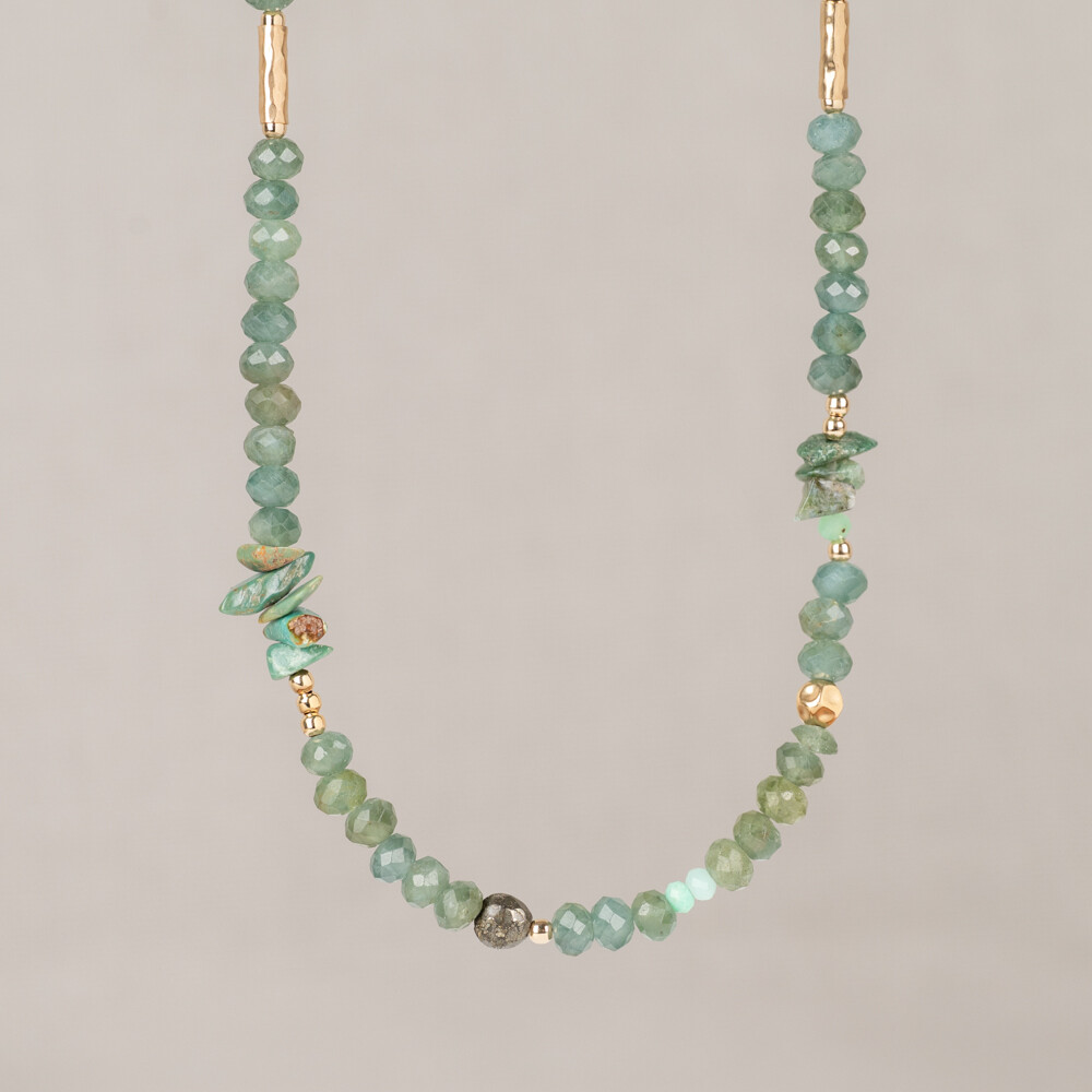 Dit collier combineert vier groene edelsteensoorten - Chrysopraas, Kyaniet, Pyriet en Turkoois - elk met een eigen groentint die samen een levendig, gelaagd geheel vormen. De edelstenen worden met de hand geregen, waardoor elk stuk uniek is. Het collier is uitgevoerd in Goldfilled, wat zorgt voor een Touch of Gold door de compositie. Omdat er uitsluitend met unieke edelstenen wordt gewerkt, zijn de aantallen van dit collier beperkt. Chrysopraas is een appelgroene edelsteen die bekend staat om zijn heldere, frisse kleur. Kyaniet heeft een karakteristieke doorschijnende kwaliteit en varieert in blauwgroene tinten. Pyriet voegt een metalig groen accent toe, terwijl Turkoois zorgt voor een blauwgroene kleuraccent in het geheel. Edelstenen zijn natuurproducten; kleur en afmeting kunnen afwijken van de afbeelding. Dit collier is onderdeel van de Mix & Match collectie en combineert goed met andere stukken uit dezelfde lijn.