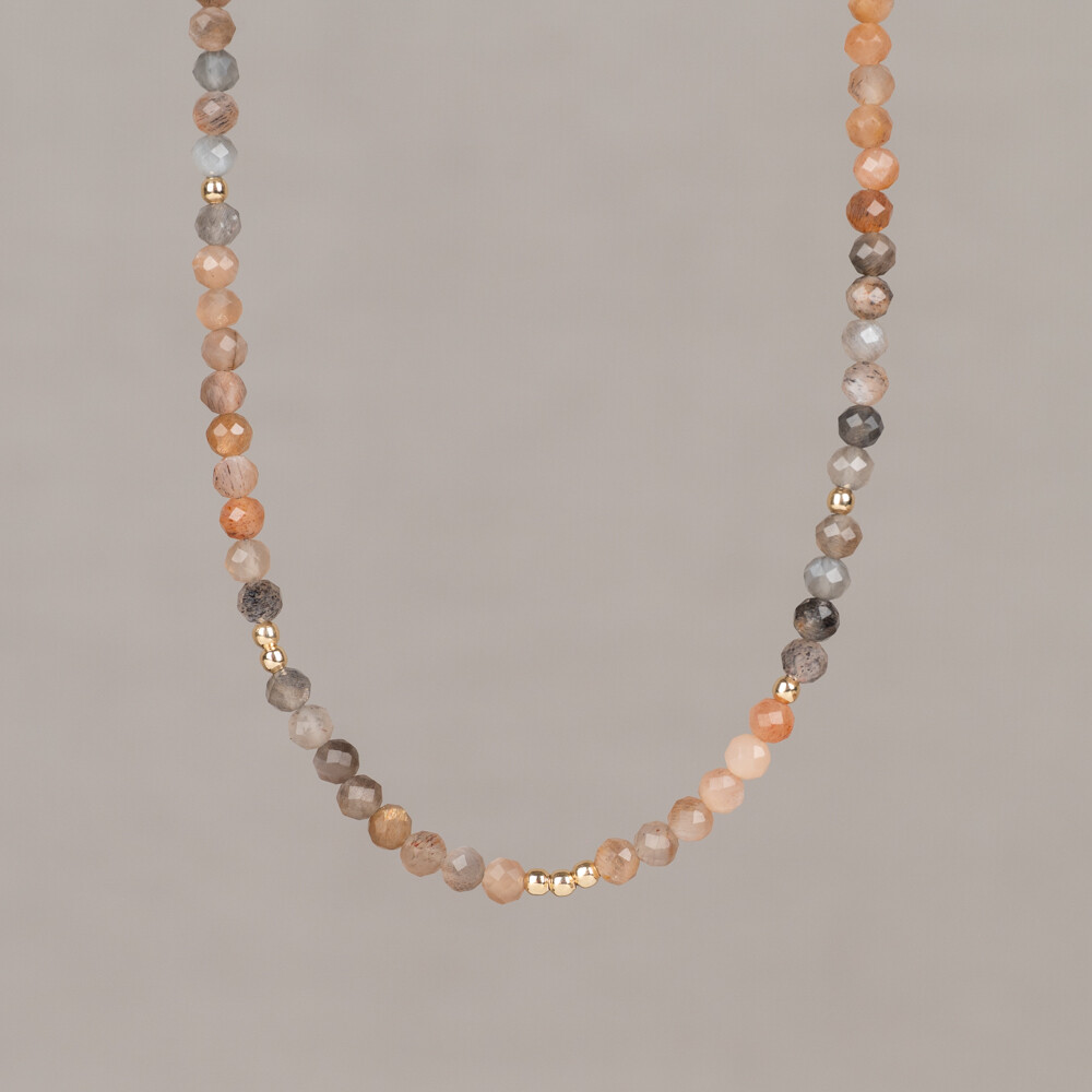 Collier uit de Sparkling Gems collectie met facetgeslepen maansteen in bruine, grijze en oranje tinten. Het Goldfilled materiaal geeft een Touch of Gold. Goed te combineren als layering met een ander collier of te stylen met vergulde oorhangers. Maanstenen zijn natuurproducten; kleur en afmeting kunnen afwijken van de afbeelding.