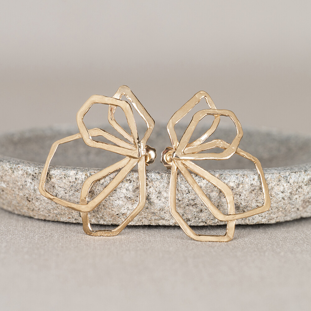 Oorstekers in zilver verguld met een bladvormige waaiervorm. Deze stekers hebben een uitgesproken silhouet en maken deel uit van de Touch of Gold collectie. Het materiaal is zilver verguld.