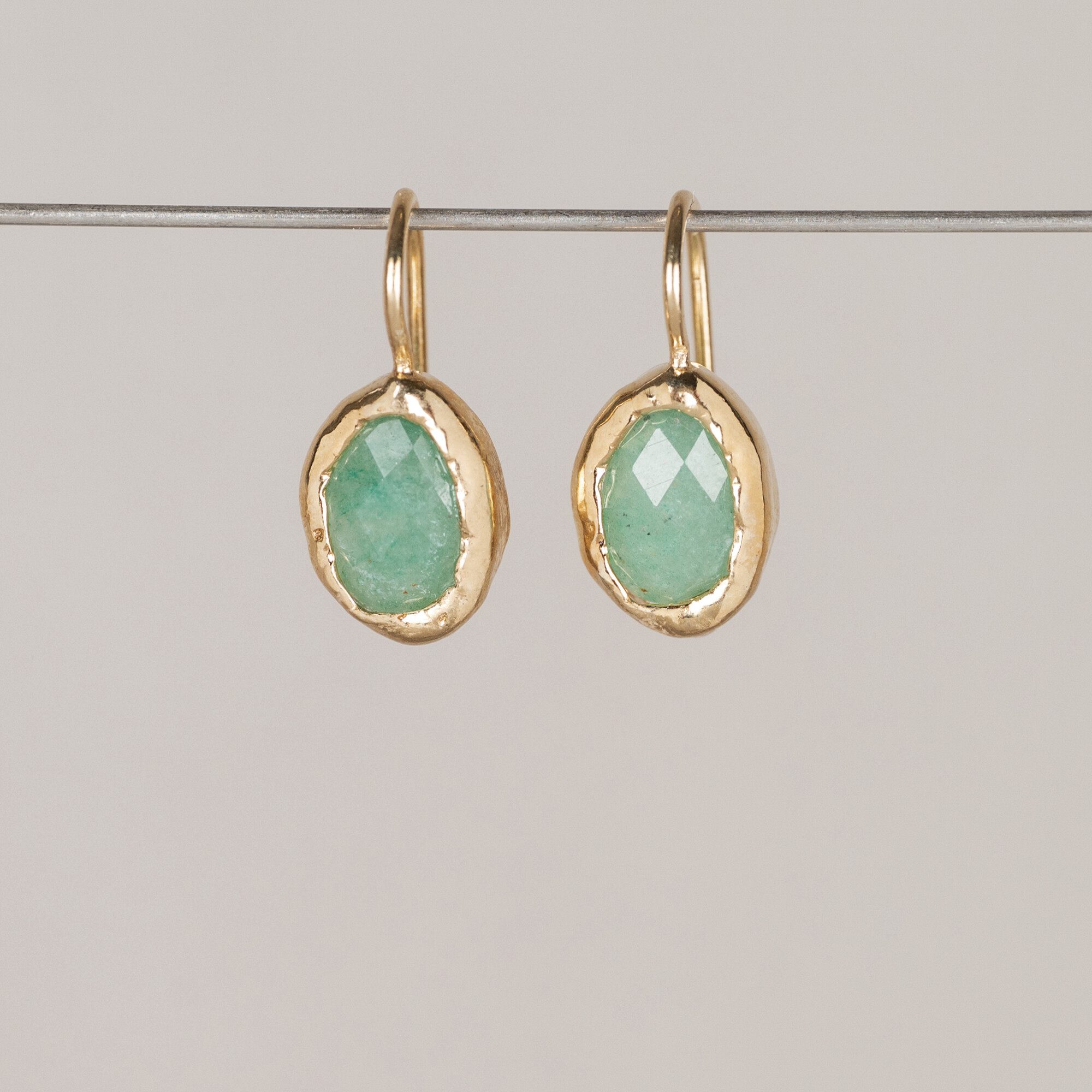 Deze druppelvormige oorhangers zijn gemaakt van verguld zilver met een Touch of Gold en zijn voorzien van een gefaceteerde groene Aventurijn. De facetten in de steen zorgen voor een mooie lichtwerking. Aventurijn is een kwartsvari&euml;teit die bekend staat om zijn groene kleur en zijn karakteristieke glinstering, ook wel avonturinescentie genoemd. De steen staat in verband met rust en evenwicht. Edelstenen zijn natuurproducten; kleur en afmeting kunnen afwijken van de afbeelding. De oorhangers maken deel uit van de Mix & Match collectie, waardoor ze gemakkelijk te combineren zijn met andere sieraden uit dezelfde lijn. Het ontwerp is tot stand gekomen via ambachtelijk handwerk dat vervolgens in een mal is verfijnd, een werkwijze die kenmerkend is voor Jeh Jewels.