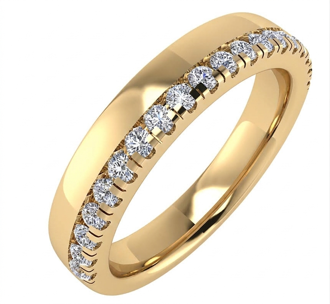Elegante 14 karaat geelgouden verlovingsring met een strakke, moderne uitstraling uit de eigen collectie van Juwelier Rijk in Amsterdam. Deze stijlvolle ring is verfijnd bezet met een rij van 0.20 ct briljant geslepen diamanten (SI1/G). Te bewonderen aan de Heiligeweg 10 in het centrum van Amsterdam of direct online te bestellen.