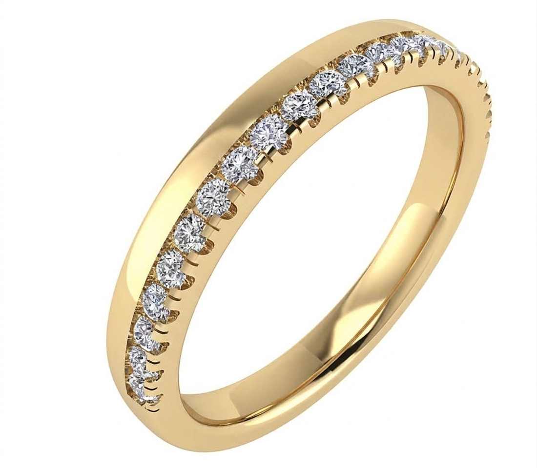 Klassieke en stijlvolle 14 karaat geelgouden verlovingsring uit de eigen collectie van Juwelier Rijk in Amsterdam. Deze elegante ring is verfijnd bezet met een sprankelende rij van 0.15 ct briljant geslepen diamanten (SI1/G). Te bewonderen aan de Heiligeweg 10 in het centrum van Amsterdam of direct online te bestellen.