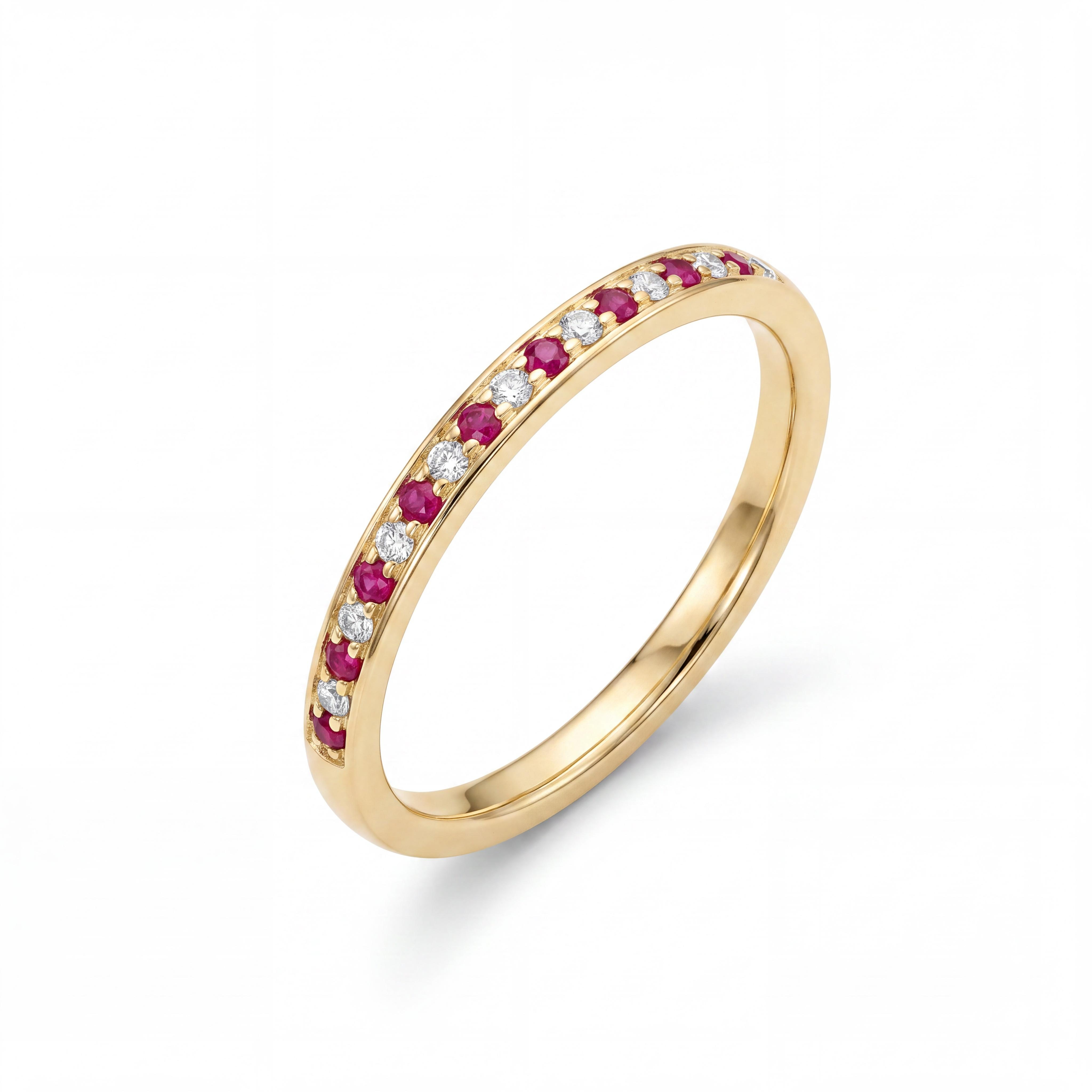 Betoverende 18 karaat geelgouden verlovingsring met een verfijnde combinatie van vurige rode robijnen (0.07 ct) en sprankelende diamanten (0.04 ct SI1/G) uit de eigen collectie van Juwelier Rijk in Amsterdam. Te bewonderen aan de Heiligeweg 10 in het centrum van Amsterdam of direct online te bestellen.
