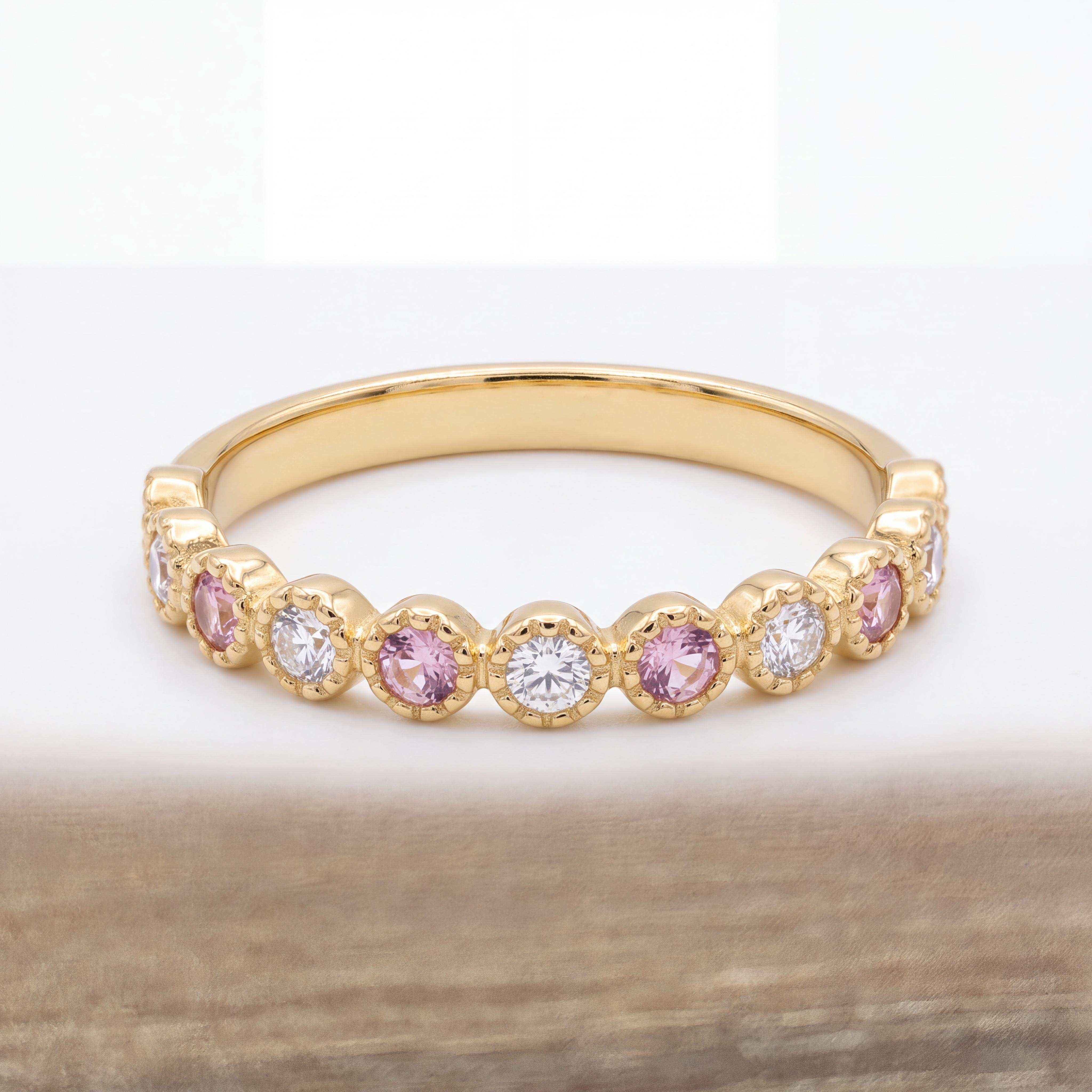 Betoverende 18 karaat geelgouden verlovingsring met een speels patroon van zachtroze toermalijn (0.16 ct) en sprankelende diamanten (0.12 ct SI1/G) uit de eigen collectie van Juwelier Rijk in Amsterdam. Te bewonderen aan de Heiligeweg 10 in het centrum van Amsterdam of direct online te bestellen.