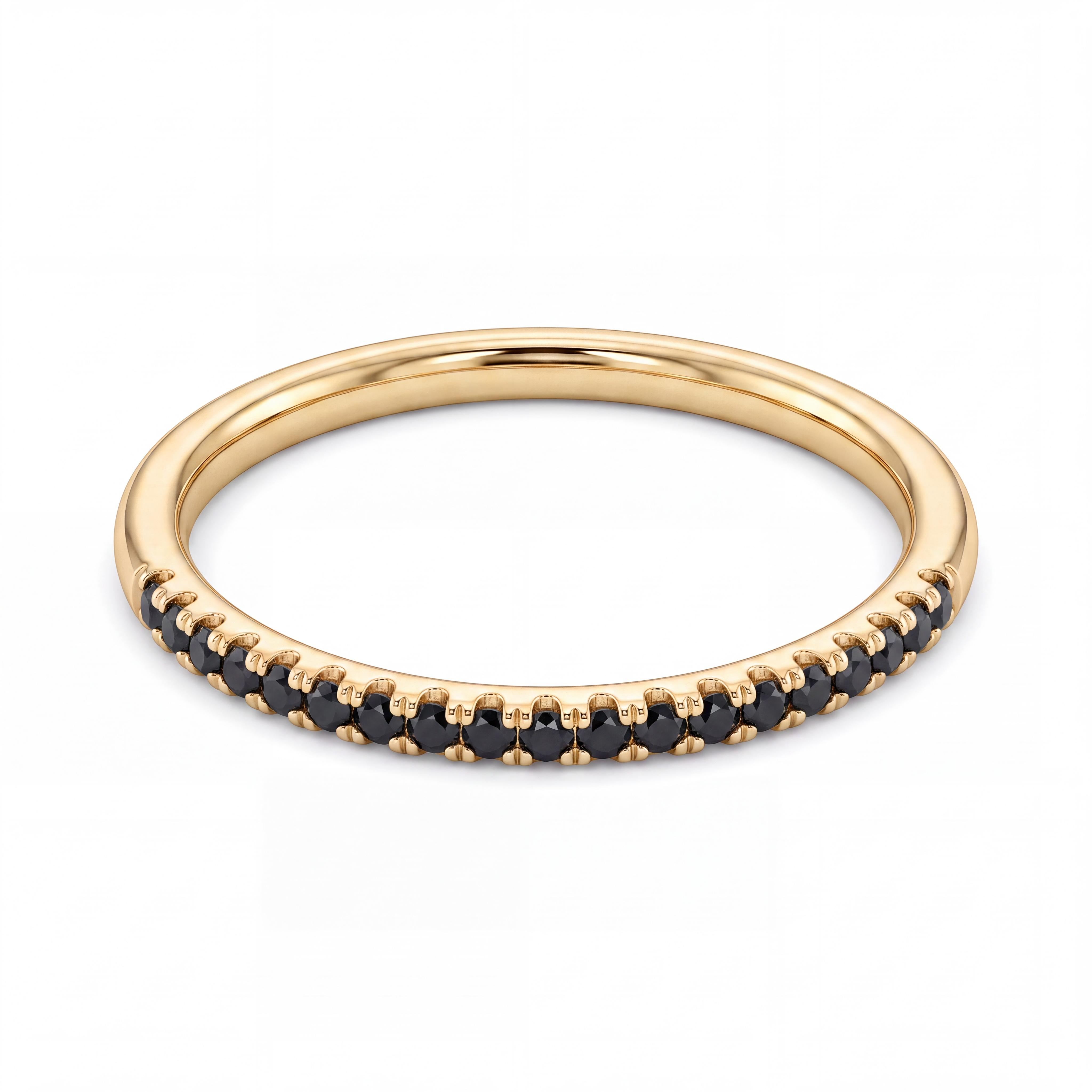 Stijlvolle en mystieke 18 karaat geelgouden verlovingsring, verfijnd bezet met een rij van 0.17 ct briljant geslepen zwarte diamanten uit de eigen collectie van Juwelier Rijk in Amsterdam. Te bewonderen aan de Heiligeweg 10 in het centrum van Amsterdam of direct online te bestellen.