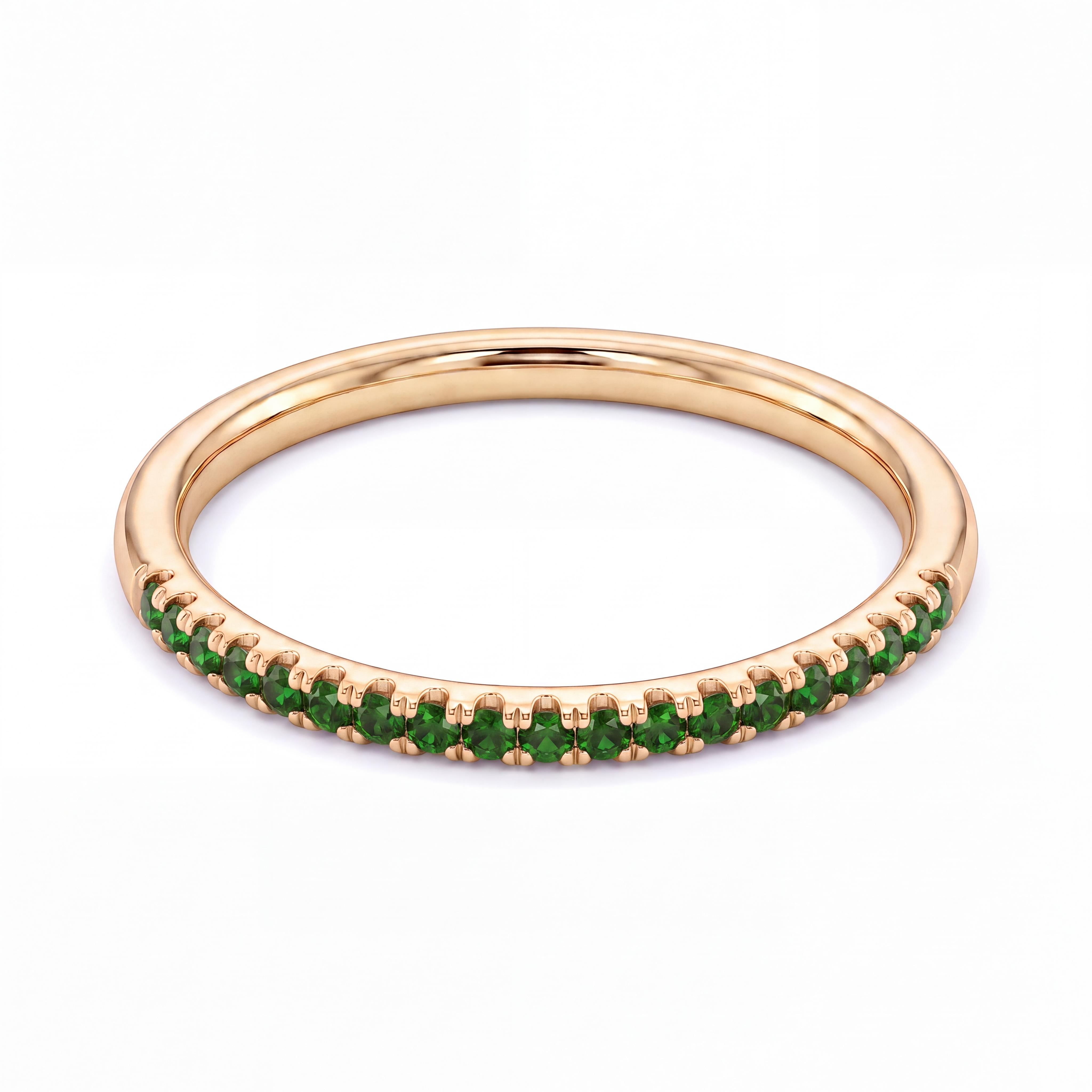 Frisse en verfijnde 18 karaat geelgouden verlovingsring, bezet met een doorlopende rij van 0.20 ct levendig groene tsavorieten uit de eigen collectie van Juwelier Rijk in Amsterdam. Te bewonderen aan de Heiligeweg 10 in het centrum van Amsterdam of direct online te bestellen.