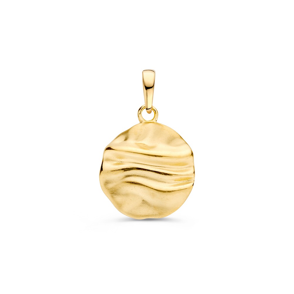Deze speelse geelgouden hanger van Excellent Jewelry heeft een organische, gegolfde bewerking en een matte finish, voor een moderne en tegelijk ambachtelijke uitstraling. Met een diameter van 13 mm is dit een subtiel sieraad dat dagelijks gedragen kan worden.