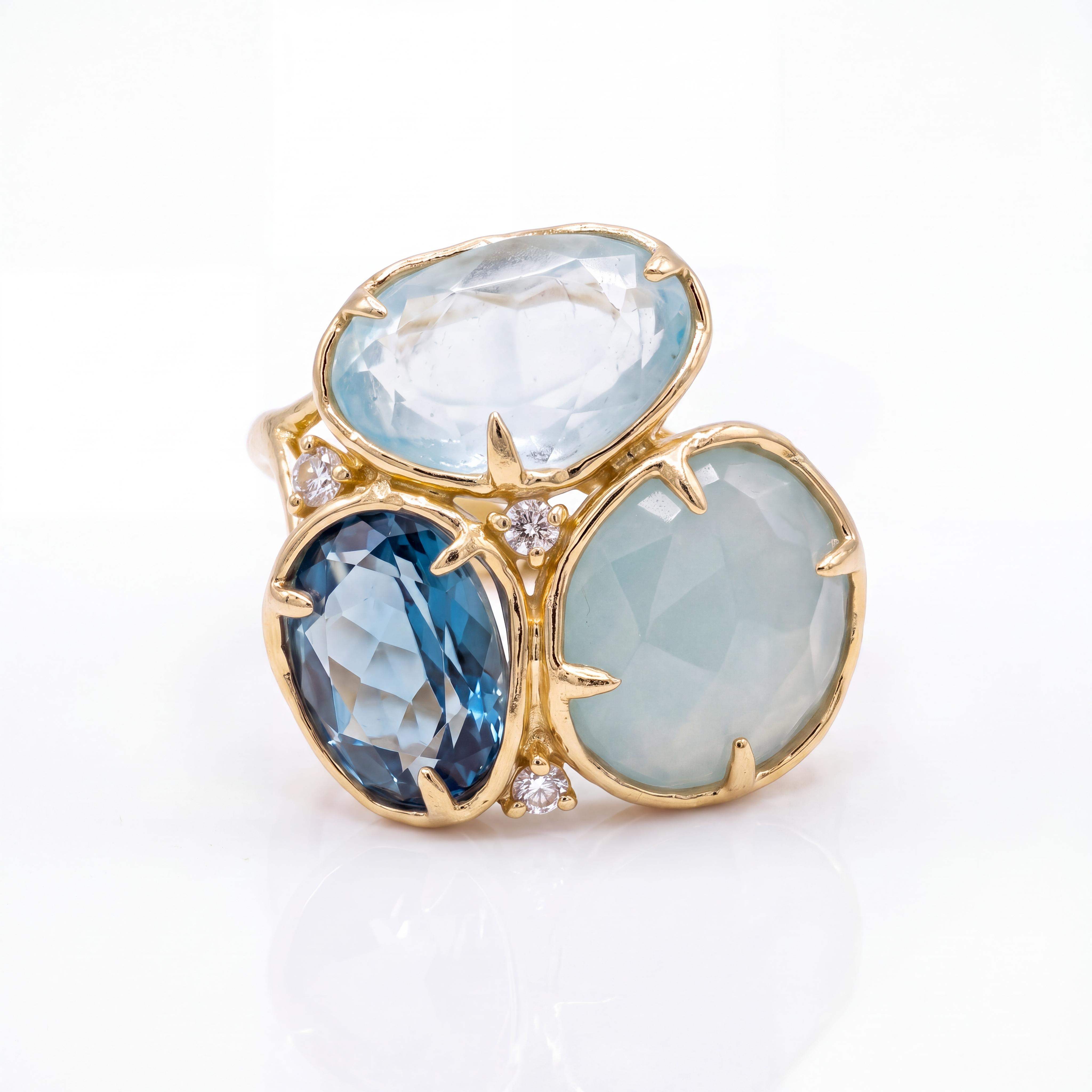 Een meesterwerk van kleur en elegantie
Voeg een artistiek en luxueus statement toe aan je sieradencollectie met deze unieke 18 karaat geelgouden edelsteenring. Het organische, hedendaagse design brengt een harmonieuze compositie van drie verschillende blauwtinten samen, subtiel geaccentueerd door fonkelende briljant geslepen diamanten.