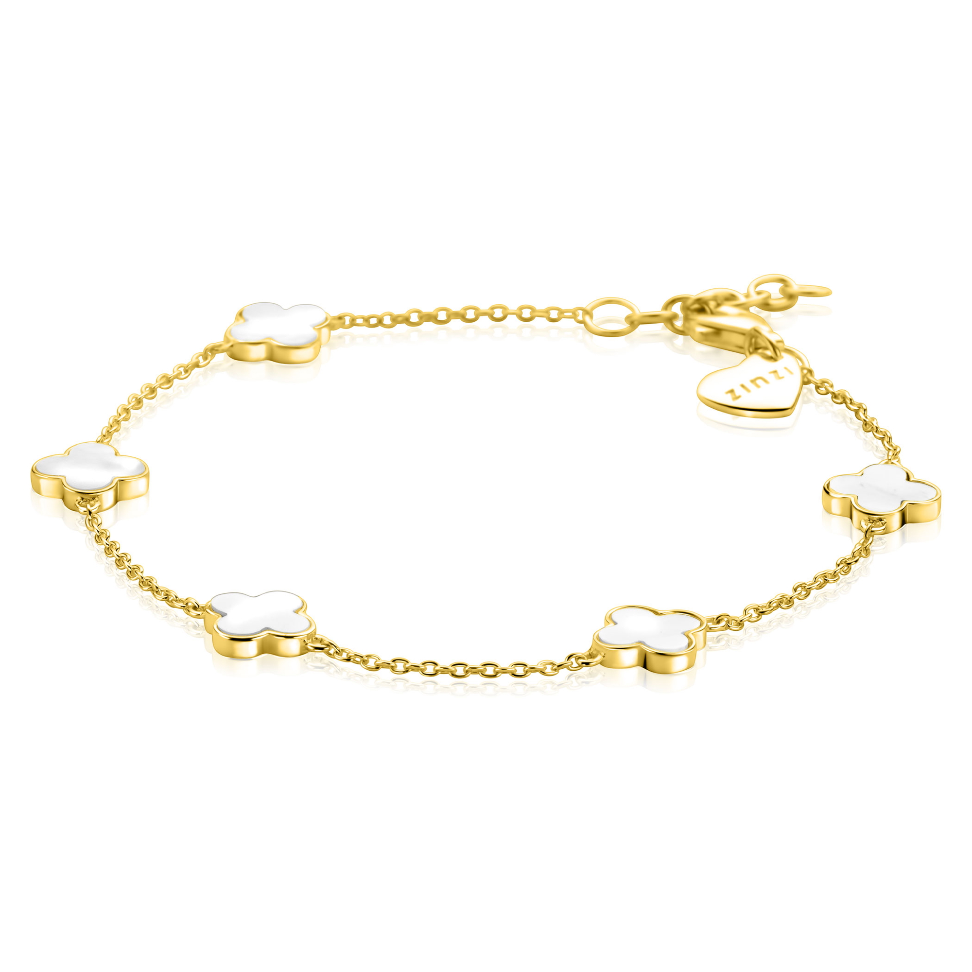 ZINZI gold plated zilveren armband met vijf klavers bezet met wit parelmoer. De klavers zijn gelijkmatig verdeeld over de fijne schakelarmband en de armband is verstelbaar van 17 tot 20 cm met een karabijnsluiting. De armband is vervaardigd van eerste gehalte zilver (925) en extra geelverguld.