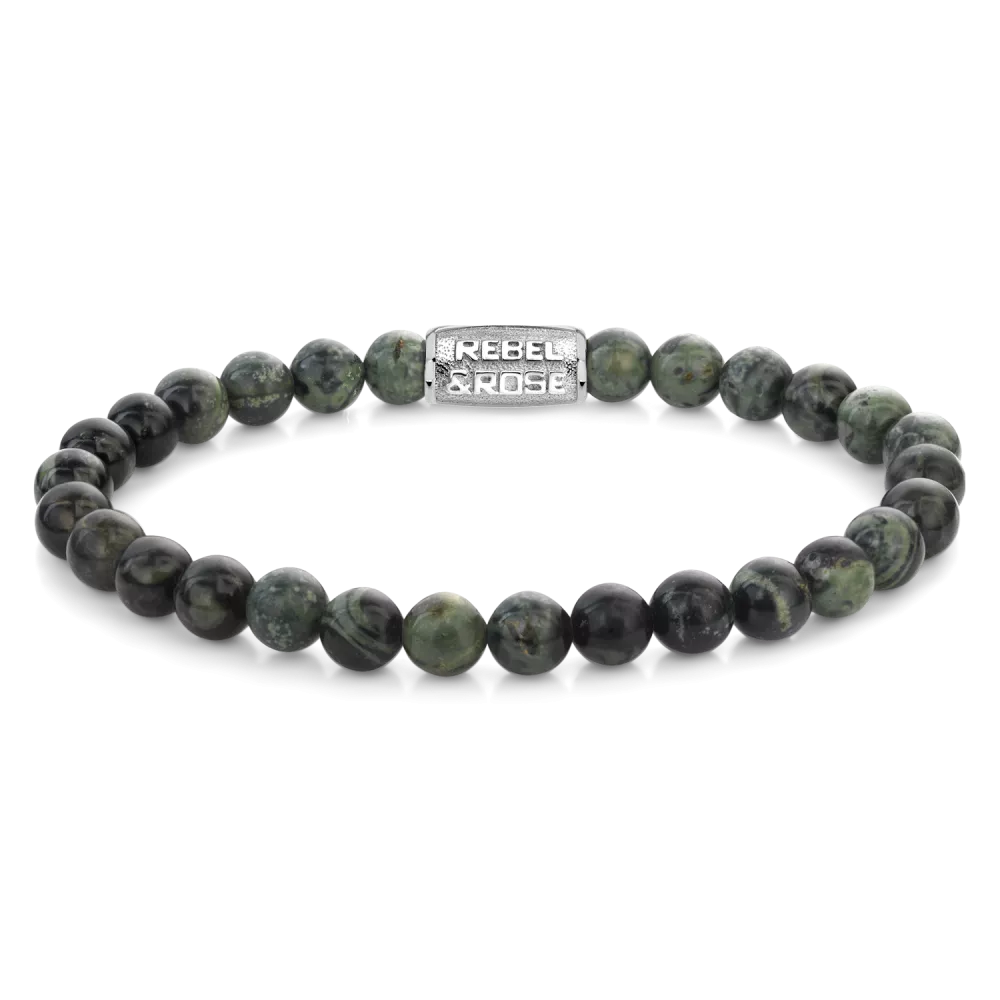 Bead armband, handgemaakt van 6mm Ryoliet stenen met een zilverkleurige sluiting. Het Rebel & Rose sieraad is makkelijk te combineren met andere zilveren, leren of kralenarmbanden.