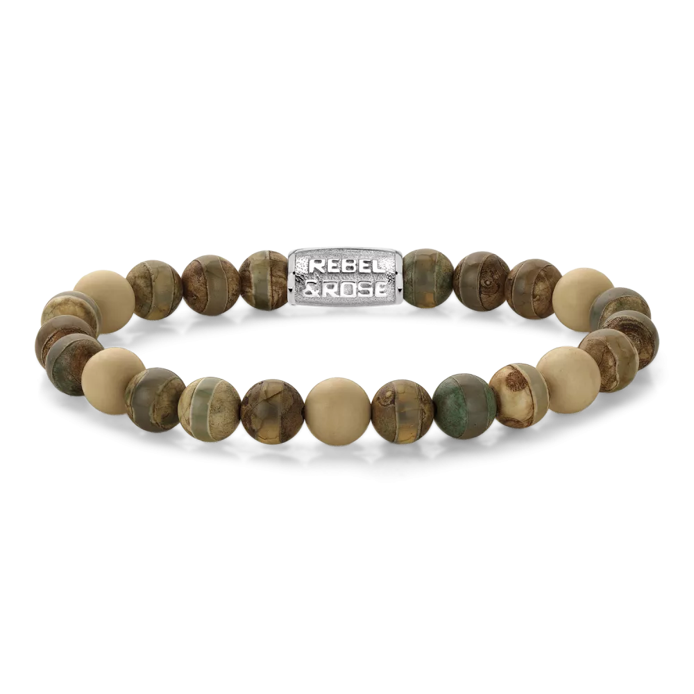 Bead armband, handgemaakt van 8mm Agaat en Fossil stenen met een zilverkleurige edelstalen sluiting. Het Rebel & Rose sieraad is makkelijk te combineren met andere zilveren, leren of kralenarmbanden.