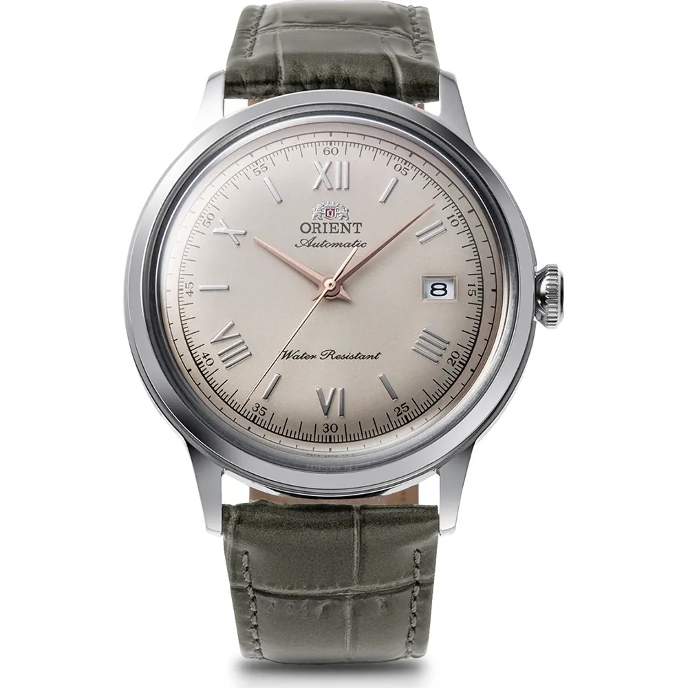 De Orient Bambino RA-AC0025N30B biedt een elegante combinatie van stijl en functie met een roestvrijstalen kast van 40,5 mm, grijze horlogeband en automatische beweging. Dit horloge is ideaal voor zowel formele als casual gelegenheden. Draag het om uw pols voor een verfijnde uitstraling bij elke outfit.