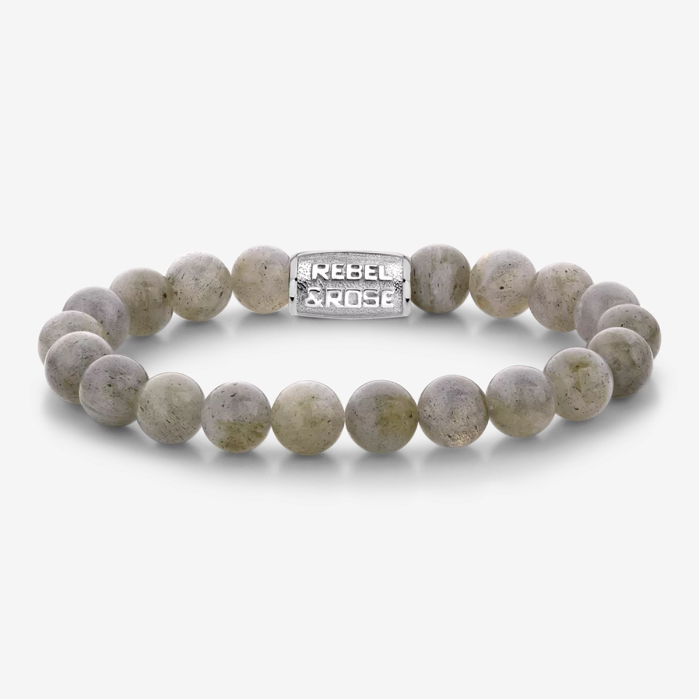 Bead armband, handgemaakt van 8mm Labradoriet stenen met een edelstalen sluiting. Het Rebel & Rose sieraad is makkelijk te combineren met andere zilveren, leren of kralenarmbanden.