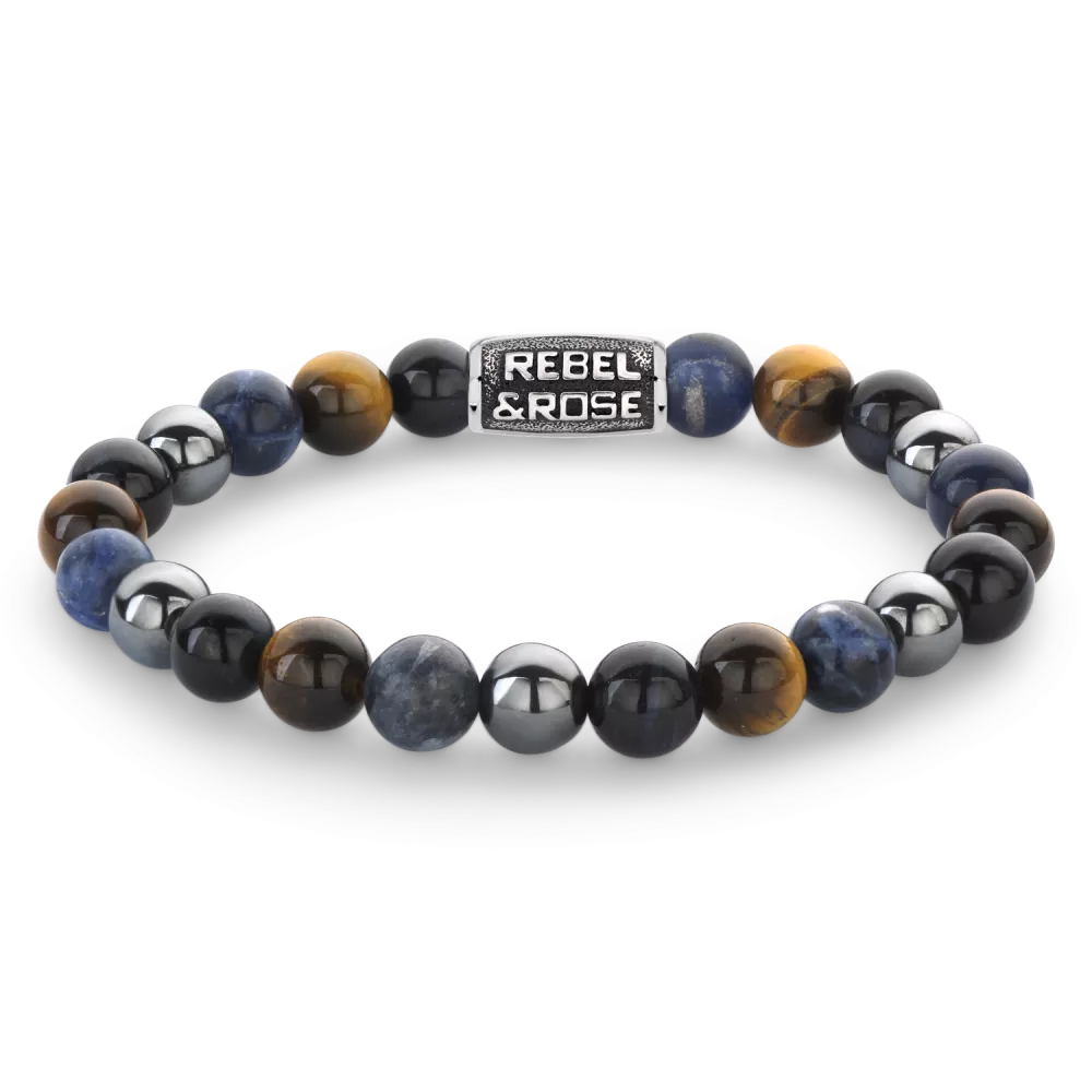 Bead armband, handgemaakt van 8mm Sodaliet, gele Tijgeroog, blauwe Tijgeroog en grijze Hematiet stenen. De sluiting is van stainless steel en de vintage look is handmatig aangebracht. Het Rebel & Rose sieraad is makkelijk te combineren met andere zilveren, leren of kralenarmbanden.