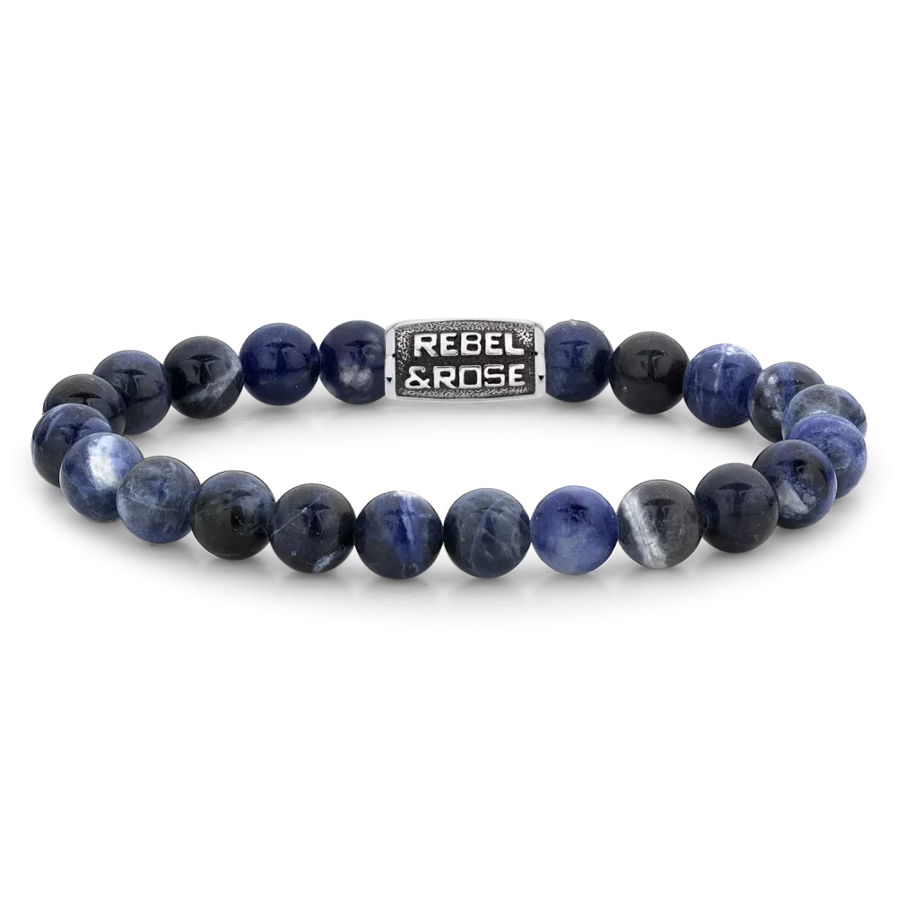 Bead armband, handgemaakt van 8mm blauwe Sodaliet stenen. De sluiting is van stainless steel en de vintage look is handmatig aangebracht. Het Rebel & Rose sieraad is makkelijk te combineren met andere zilveren, leren of kralenarmbanden.