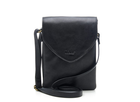 Compacte leren crossbody tas met fashionable punt klep
Op zoek naar een compacte leren crossbody tas met verrassend veel opbergruimte? De Stylish mover is klein van formaat maar groots in functionaliteit en stijl. Dit zachte leren tasje is perfect voor dagelijks gebruik, festivals en handsfree momenten.

Waarom kiezen voor de Stylish mover?
Compact, maar slim ingedeeld
Ondanks het compacte formaat biedt de Stylish Mover volop ruimte voor je telefoon, pasjes en kleine essentials. De tas sluit met een overslagflap met magneetsluiting en een rits, zodat je spullen veilig opgeborgen zijn.
Onder de rits bevinden zich drie aparte opbergvakken:
Het voorste vak bevat extra pasjesvakjes
Het middelste vak is ideaal voor je telefoon
Het achterste vak is voorzien van een extra ritsvak
Aan de achterkant van de tas zit bovendien nog een extra vak met magneetsluiting voor snelle toegang.

Multifunctioneel te dragen
De Stylish mover wordt geleverd met een verstelbare en afneembare schouderband, zodat je hem draagt zoals jij dat wilt: als crossbody of over de schouder Ideaal voor festivals, reizen en actieve dagen.
Klein van formaat, groots in stijl
De combinatie van super zacht leer, stoere studs en slimme indeling maakt deze tas tot een veelzijdige accessoire die moeiteloos past bij elke outfit en gelegenheid.

Productdetails
Afmetingen: 14,5 &times; 20 &times; 5 cm
Materiaal: Super zacht leer
Indeling: Meerdere binnenvakken voor pasjes en telefoon
Sluiting: Overslagflap met magneet & ritssluiting
Draagopties: Crossbody, over de schouder of aan een riem
Verstelbare schouderband 
De Stylish mover is de perfecte keuze voor wie een kleine leren tas met maximale functionaliteit zoekt &ndash; stijlvol, praktisch en altijd klaar om met je mee te gaan.
