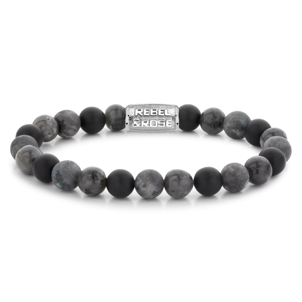 Bead armband, handgemaakt van 8mm Onyx en Larvakiet stenen met een zilverkleurige sluiting. Het Rebel & Rose sieraad is makkelijk te combineren met andere zilveren, leren of kralenarmbanden.