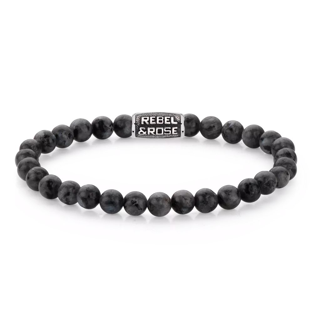 Bead armband, handgemaakt van 6mm grijze Larvikite stenen. De sluiting is van stainless steel en de vintage look is handmatig aangebracht. Het Rebel & Rose sieraad is makkelijk te combineren met andere zilveren, leren of kralenarmbanden.