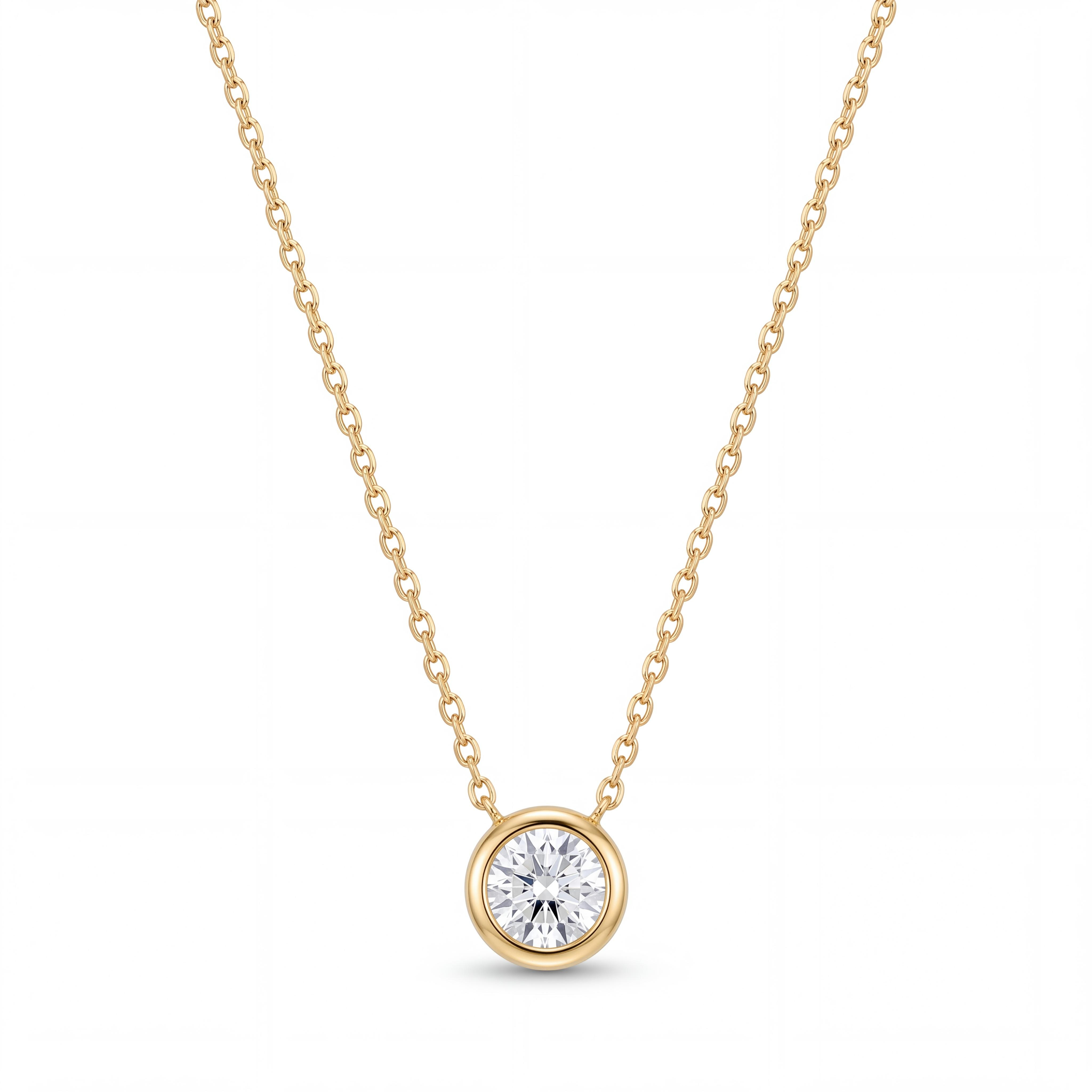 Voeg tijdloze elegantie toe aan uw sieradencollectie met deze 14 karaat geelgouden diamanten solitair ketting van Juwelier Rijk Amsterdam.

Het collier is voorzien van een prachtig geschitterde natuurlijke diamant van 0.20 karaat. De steen is gevat in een strakke, ronde gouden kadrage (kastzetting/bezel setting), wat de edelsteen niet alleen optimaal beschermt tegen stoten, maar het glanzende oppervlak van het gouden randje laat de diamant optisch nog groter &eacute;n briljanter ogen.

Met een klassieke lengte van 45 cm valt de gouden ketting perfect op het sleutelbeen. Dit maakt het kledingstuk bij uitstek geschikt om solitair te dragen als verfijnde eyecatcher, of om te combineren met andere gouden colliers voor een gelaagde look.