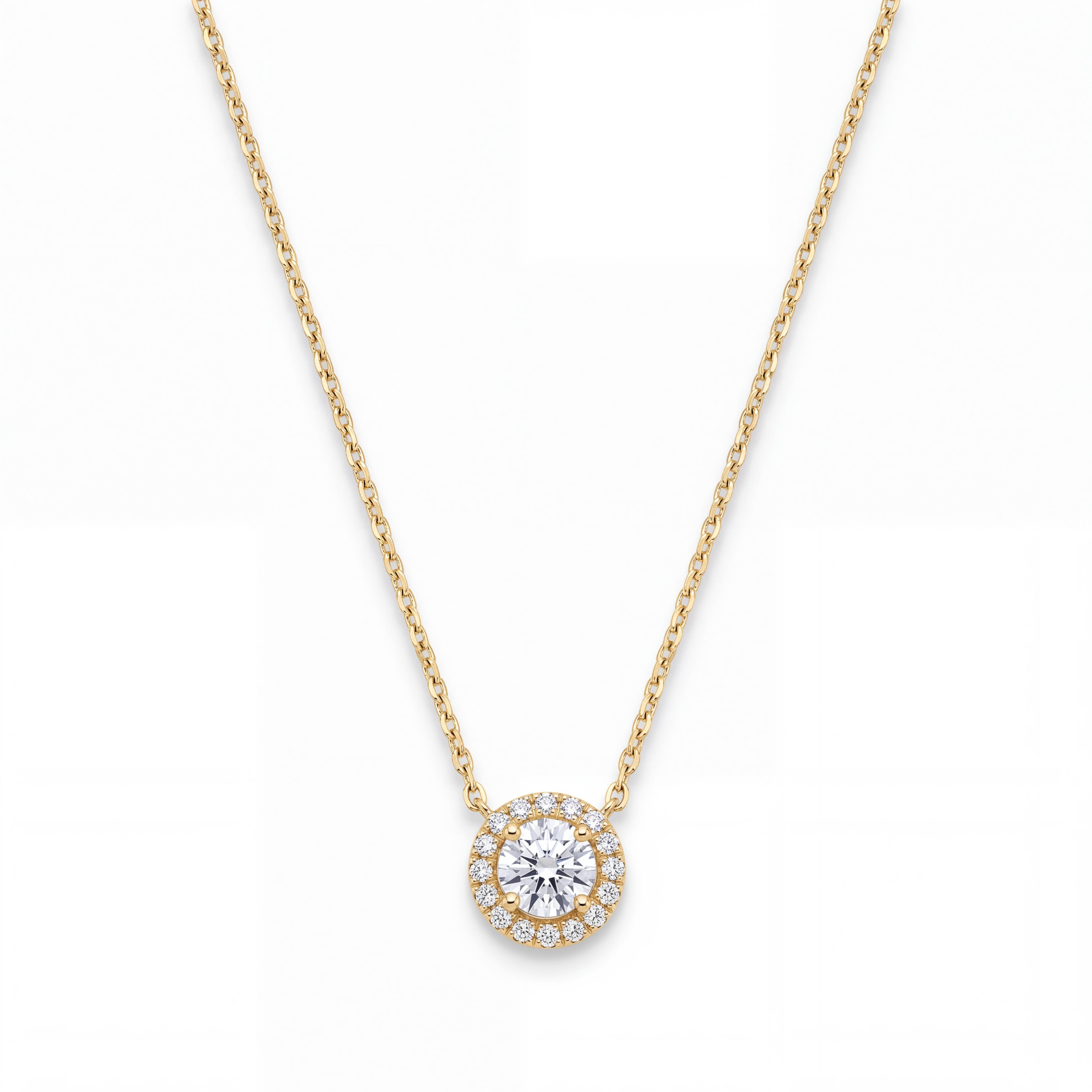 Ervaar de ultieme combinatie van verfijnde luxe en modern vakmanschap met deze 14 karaat geelgouden halo ketting met 0.63 ct lab grown diamanten, verkrijgbaar bij Juwelier Rijk Amsterdam.

Het hart van dit collier wordt gevormd door een centrale lab grown diamant, omringd door een schitterende krans (halo) van kleinere briljant geslepen diamanten. De halo-zetting versterkt de lichtinval optimaal, waardoor het sieraad een adembenemende fonkeling heeft en de diamant optisch n&oacute;g groter lijkt. Met een totaal gewicht van 0.63 karaat biedt deze ketting een luxe, opvallende uitstraling die zowel dagelijks als bij feestelijke gelegenheden gedragen kan worden.