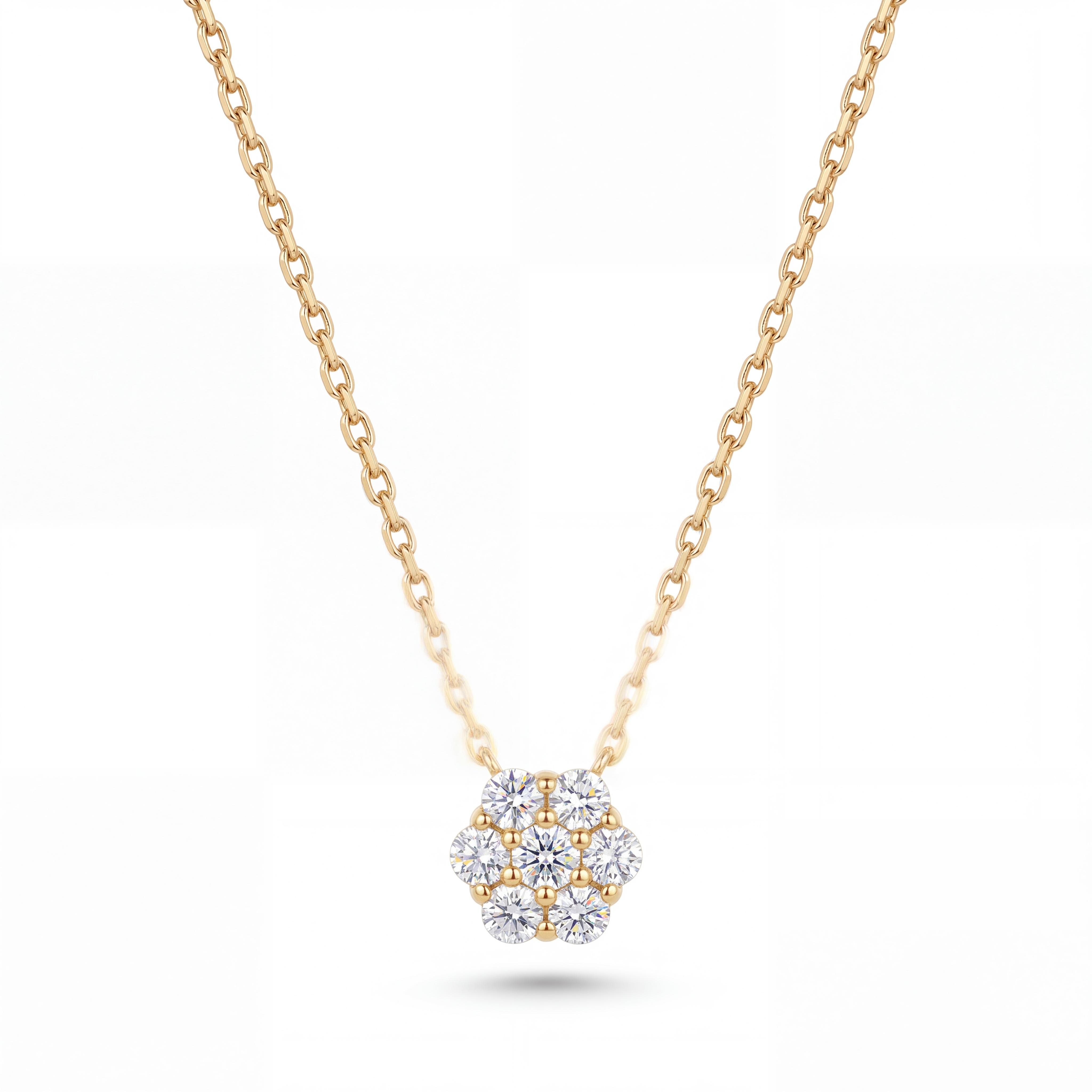 Laat uw stijl stralen met deze elegante 14 karaat geelgouden cluster ketting met 0.25 ct lab grown diamanten, exclusief verkrijgbaar bij Juwelier Rijk Amsterdam.

Dit verfijnde collier kenmerkt zich door een prachtige cluster zetting (ook wel bloemzetting genoemd). Meerdere briljant geslepen lab grown diamanten zijn zo dicht bij elkaar geplaatst dat ze samen het optische effect van &eacute;&eacute;n grote, schitterende solitair diamant cre&euml;ren. Met een totaal gewicht van 0.25 karaat biedt dit sieraad maximale schittering en een luxueuze uitstraling voor elke dag.