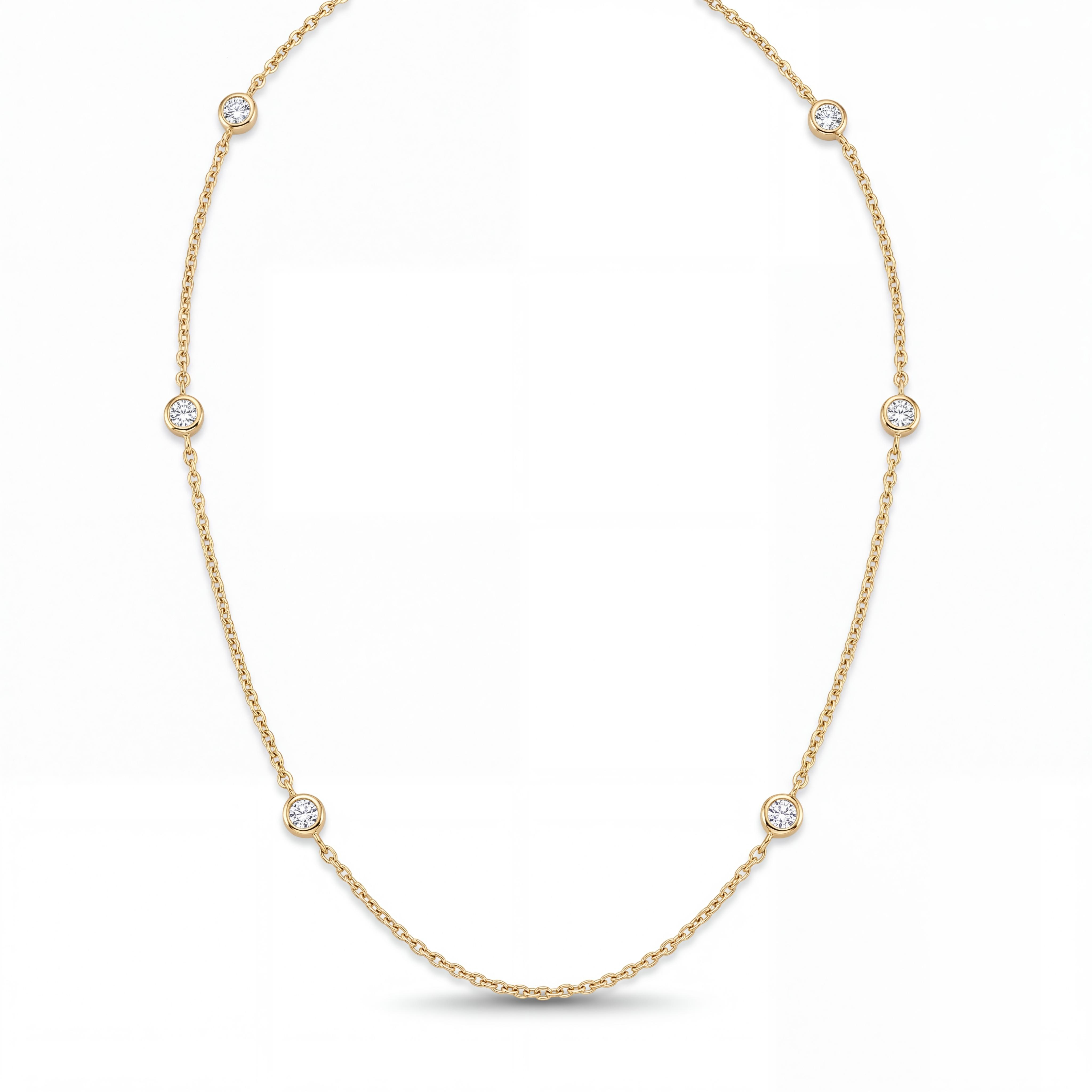 Ervaar speelse elegantie en tijdloze klasse met deze 14 karaat geelgouden station ketting met 0.18 ct lab grown diamanten, verkrijgbaar bij Juwelier Rijk Amsterdam.

Dit stijlvolle collier (ook wel bekend als een Diamonds by the Yard of station necklace) is voorzien van meerdere briljant geslepen diamanten die op subtiele afstanden van elkaar in de ketting zijn verwerkt. Elk diamantje is gevat in een strakke gouden kastzetting (bezel setting), wat zorgt voor een moderne look en een optimale bescherming van de edelstenen. Met een totaal gewicht van 0.18 karaat vangt dit sieraad vanuit elke hoek het licht, waardoor het een prachtig fonkelend effect rondom de hals cre&euml;ert.