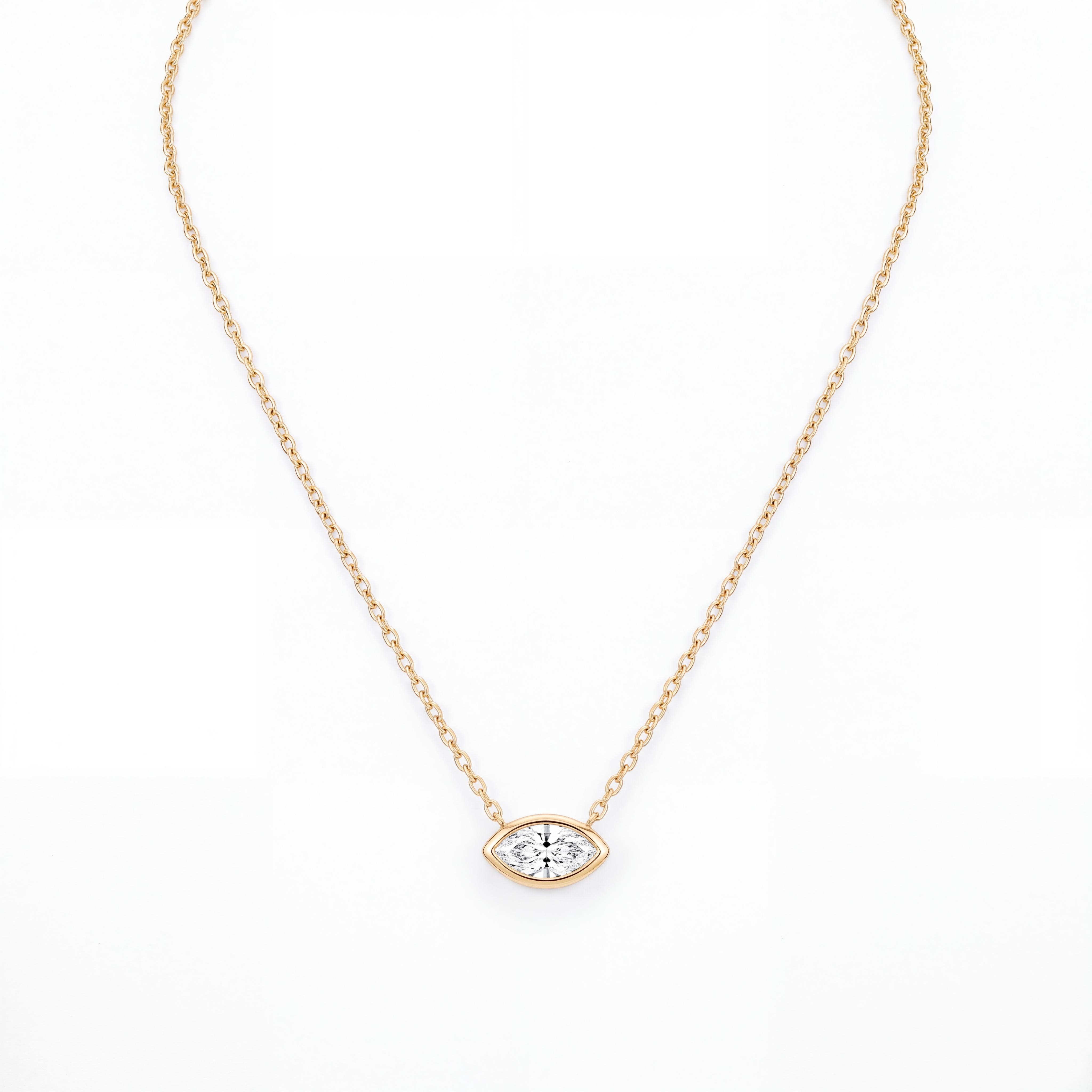 Ontdek de verfijnde elegantie van deze 18 karaat geelgouden ketting met een 0.16 ct natuurlijke marquise geslepen diamant, exclusief verkrijgbaar bij Juwelier Rijk Amsterdam.

Het unieke kenmerk van dit sieraad is de elegante, navette-vormige marquise diamant. De steen is horizontaal (east-west) geplaatst in een strakke gouden bezel zetting (kastzetting). Deze zetting omarmt de diamant volledig met hoogwaardig 18 karaat geelgoud, wat de kwetsbare punten van de marquise vorm optimaal beschermt en het oogverblindende silhouet extra accentueert.