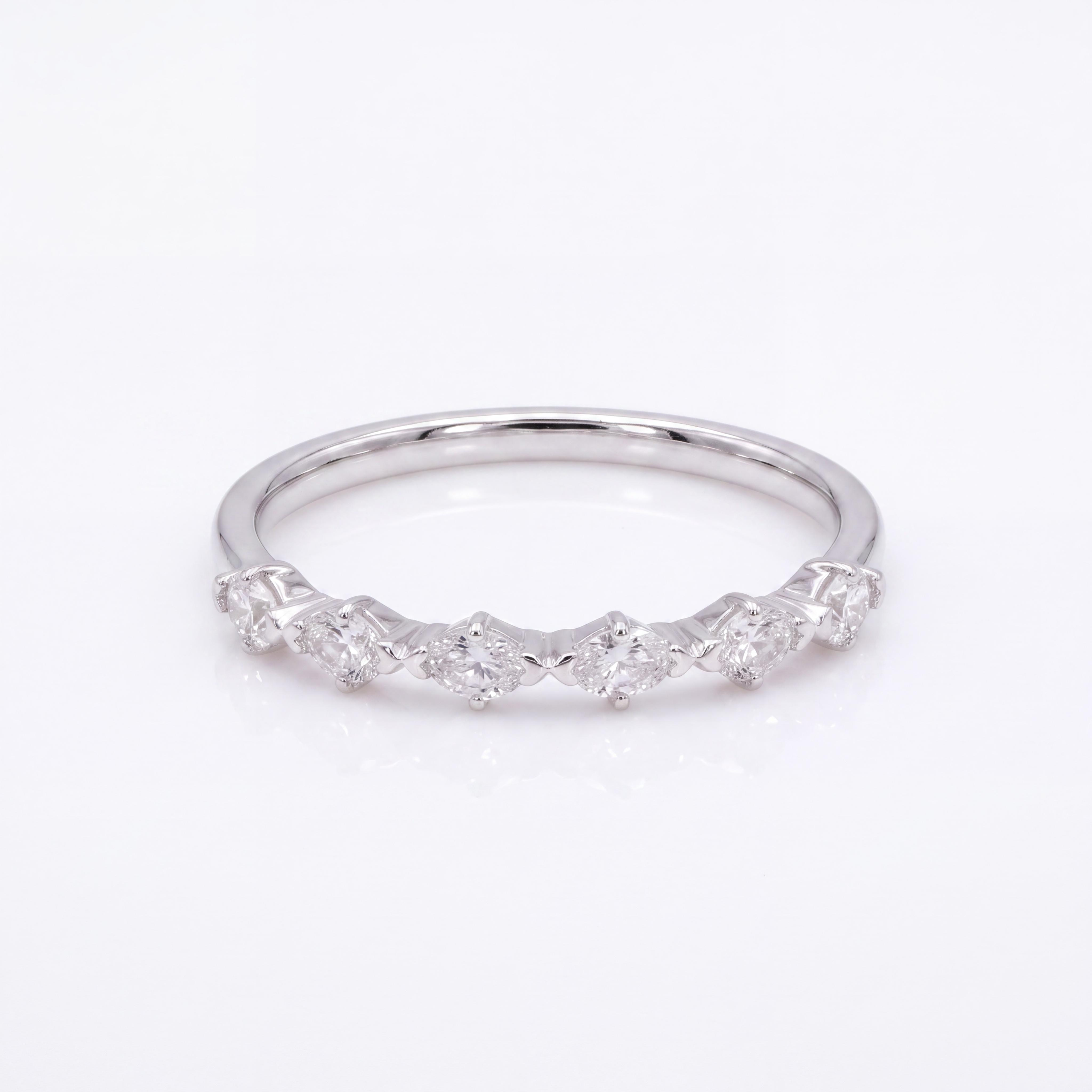Voeg een verfijnde, sprankelende laag toe aan uw sieradencombinatie met deze 14 karaat witgouden aanschuifring, bezet met 0.38 ct lab grown diamanten in een elegante marquise slijpvorm. Verkrijgbaar bij Juwelier Rijk Amsterdam.

Deze stijlvolle entourage- of eternity-stijl aanschuifring is speciaal ontworpen om naadloos aan te sluiten bij een aansluitende solitair ring of trouwring, maar komt ook los gedragen prachtig tot zijn recht. De elegant gevormde marquise diamanten cre&euml;ren een speels, ritmisch patroon op de hand dat het licht vanuit elke hoek opvangt. Vervaardigd uit hoogwaardig 14 karaat witgoud (585) voor een strakke, tijdloze en uitstraling.